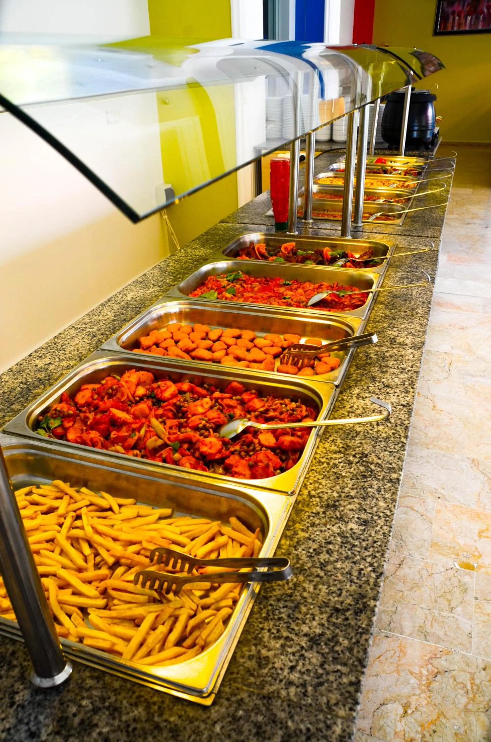 Restaurant/places to eat in Ark Apart and Suite Hotel