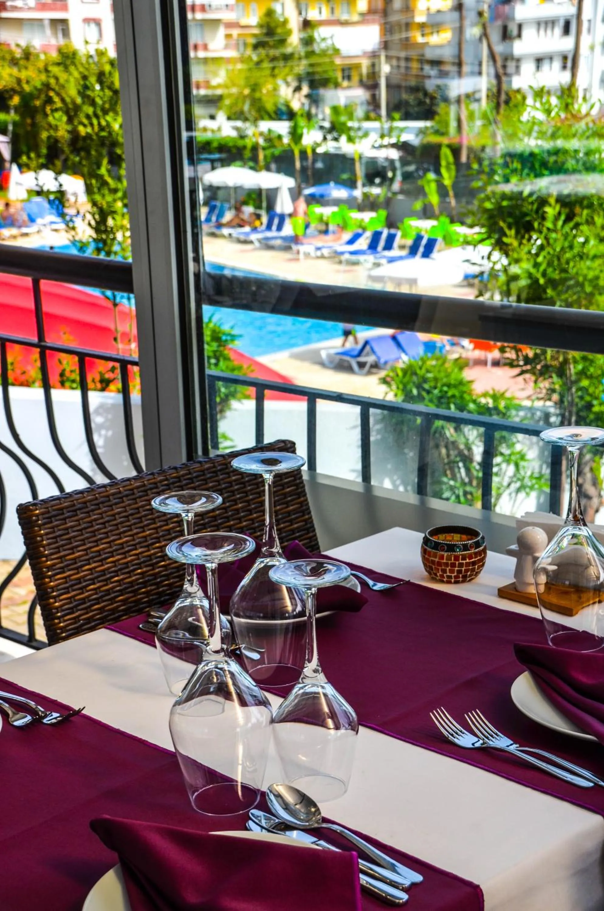 Restaurant/places to eat in Ark Apart and Suite Hotel