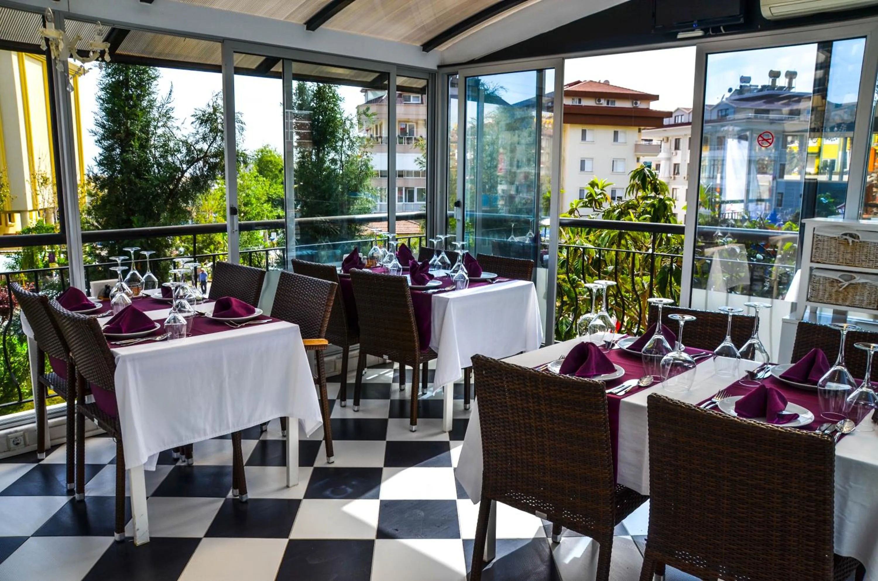 Restaurant/places to eat in Ark Apart and Suite Hotel