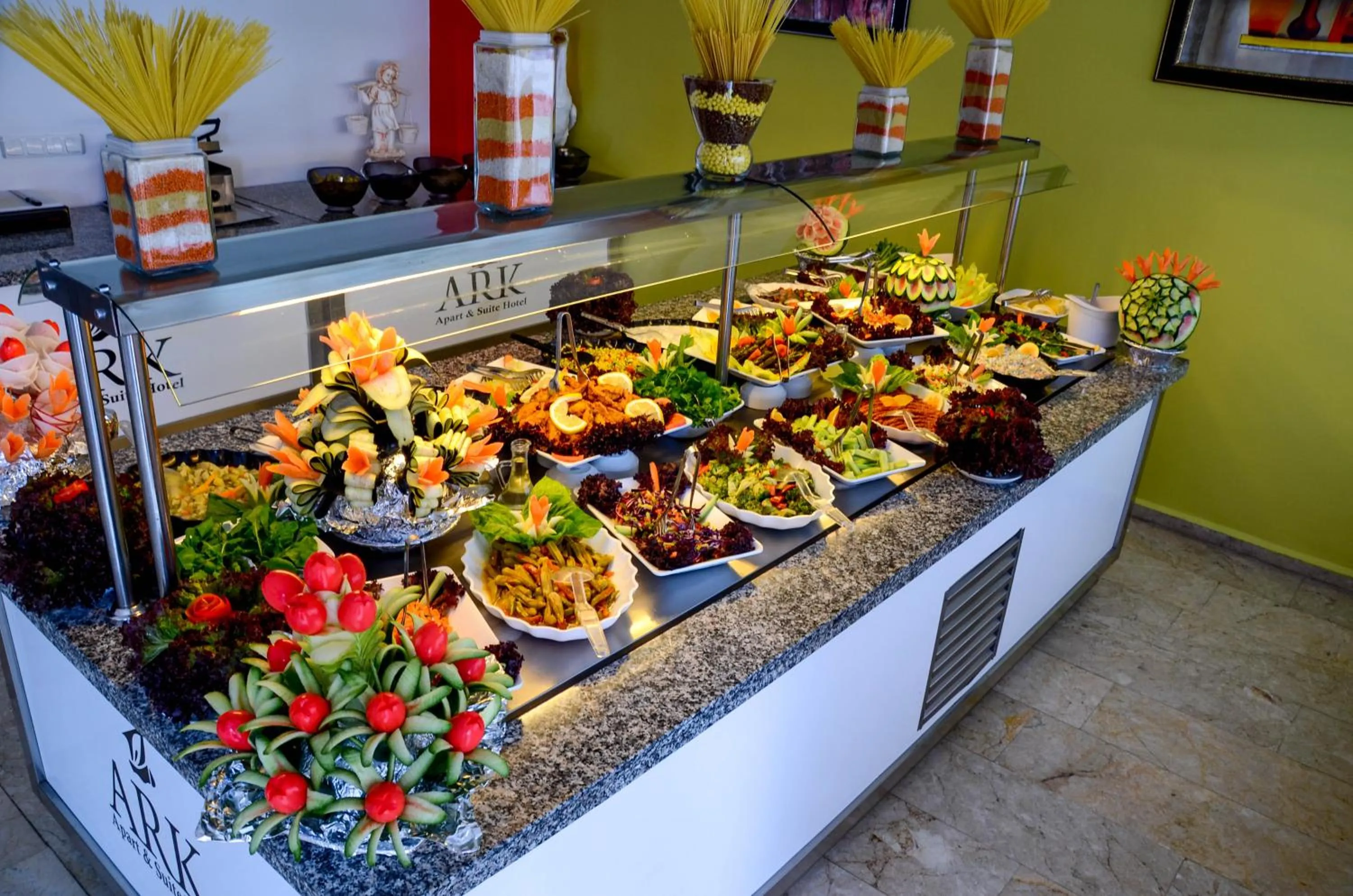 Restaurant/places to eat in Ark Apart and Suite Hotel