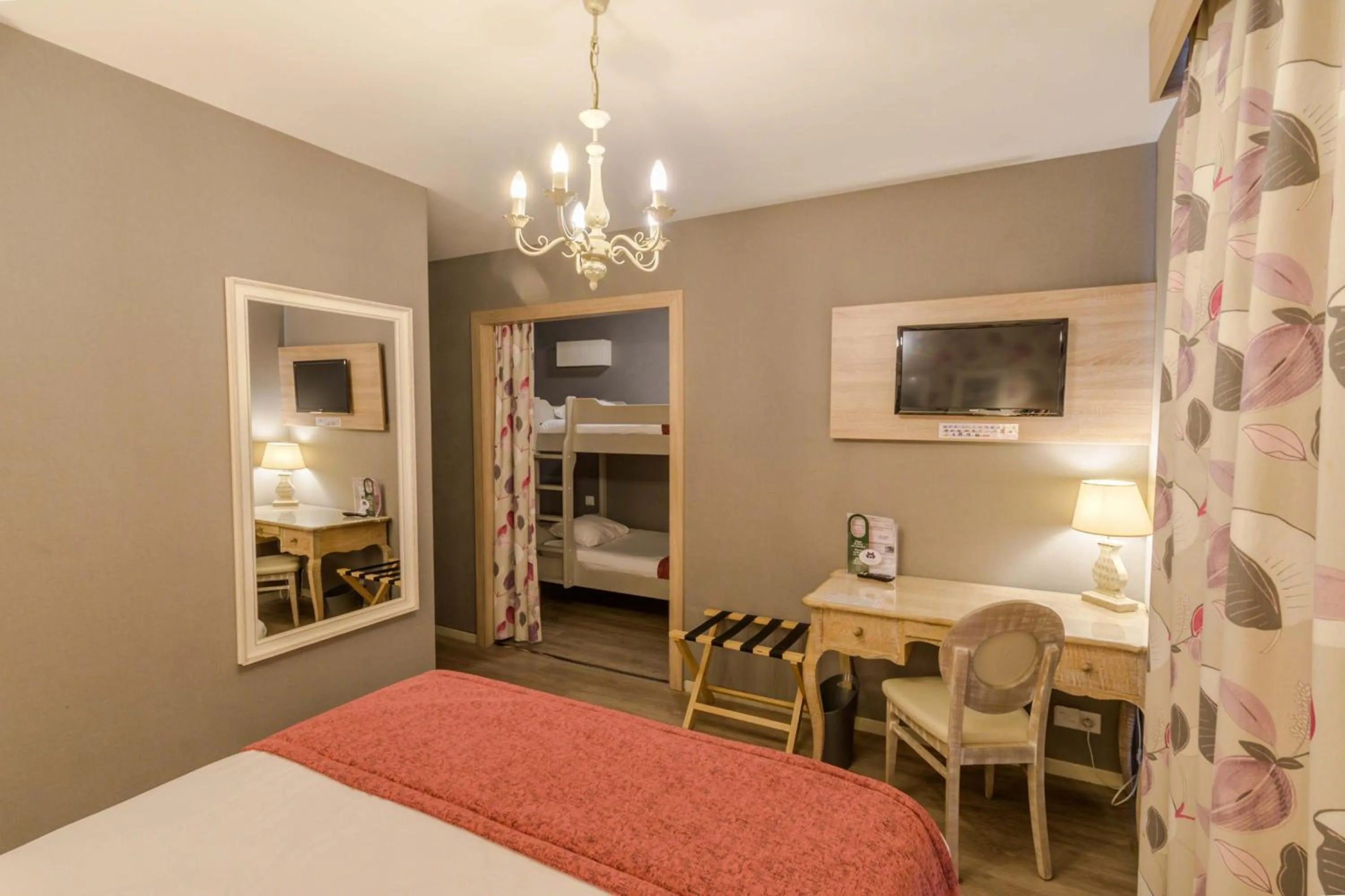 Bedroom, Bed in Hôtel l'Aragon