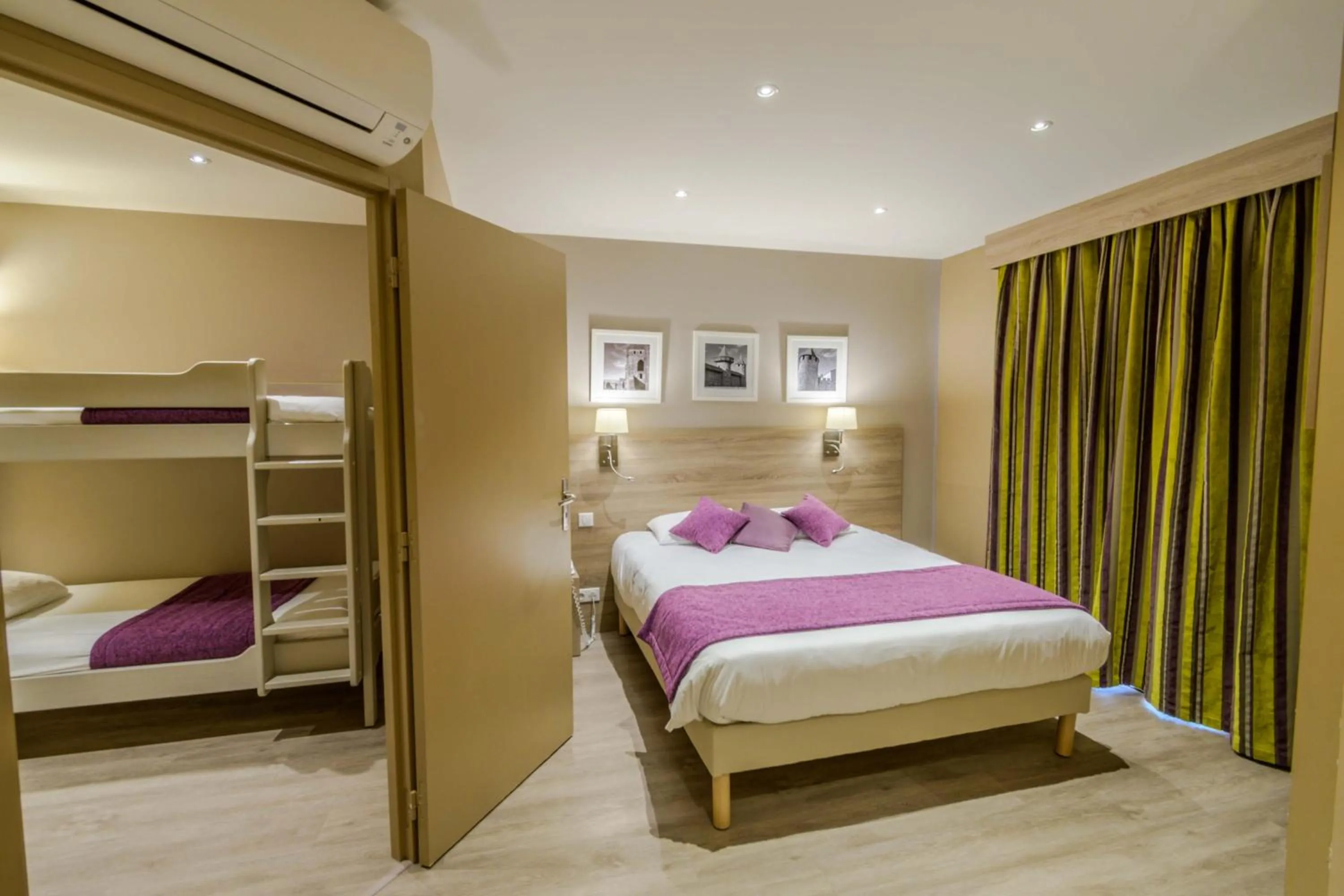 Photo of the whole room, Bed in Hôtel l'Aragon