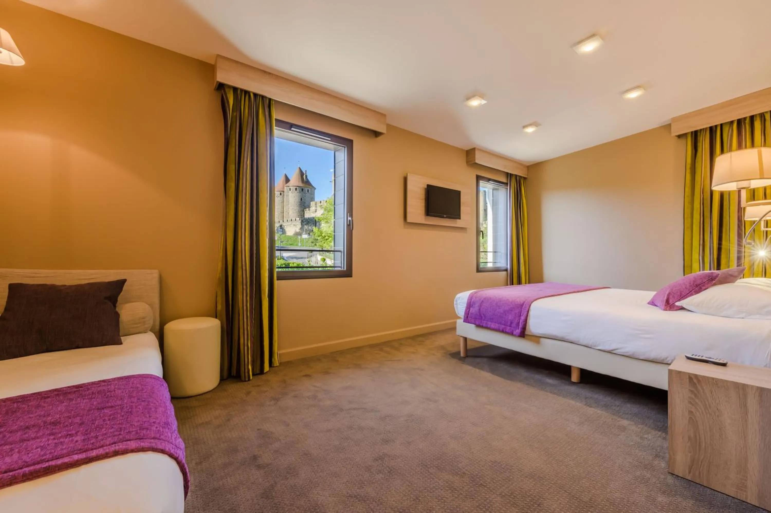 Bedroom, Bed in Hôtel l'Aragon