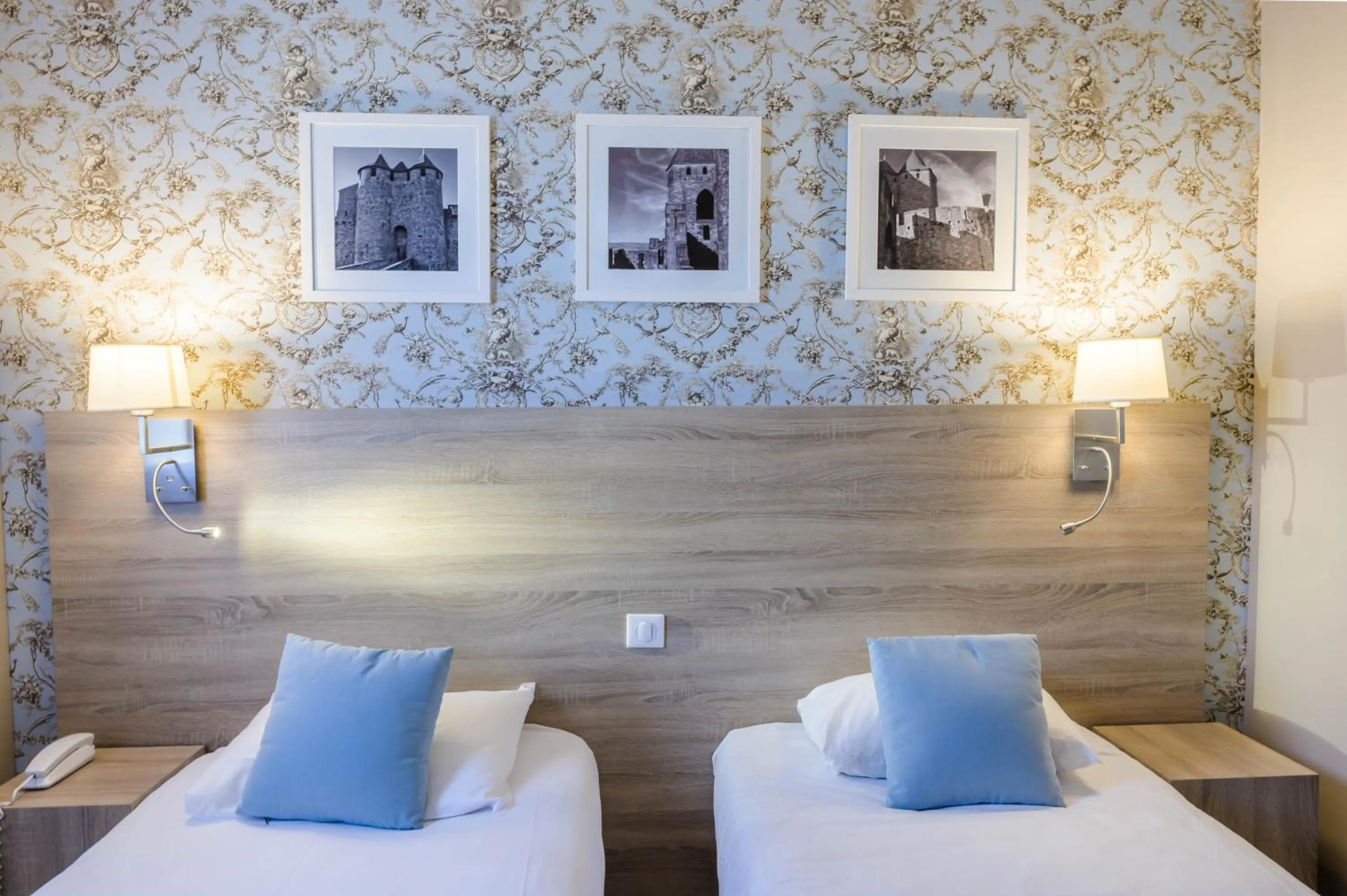 Bedroom, Bed in Hôtel l'Aragon