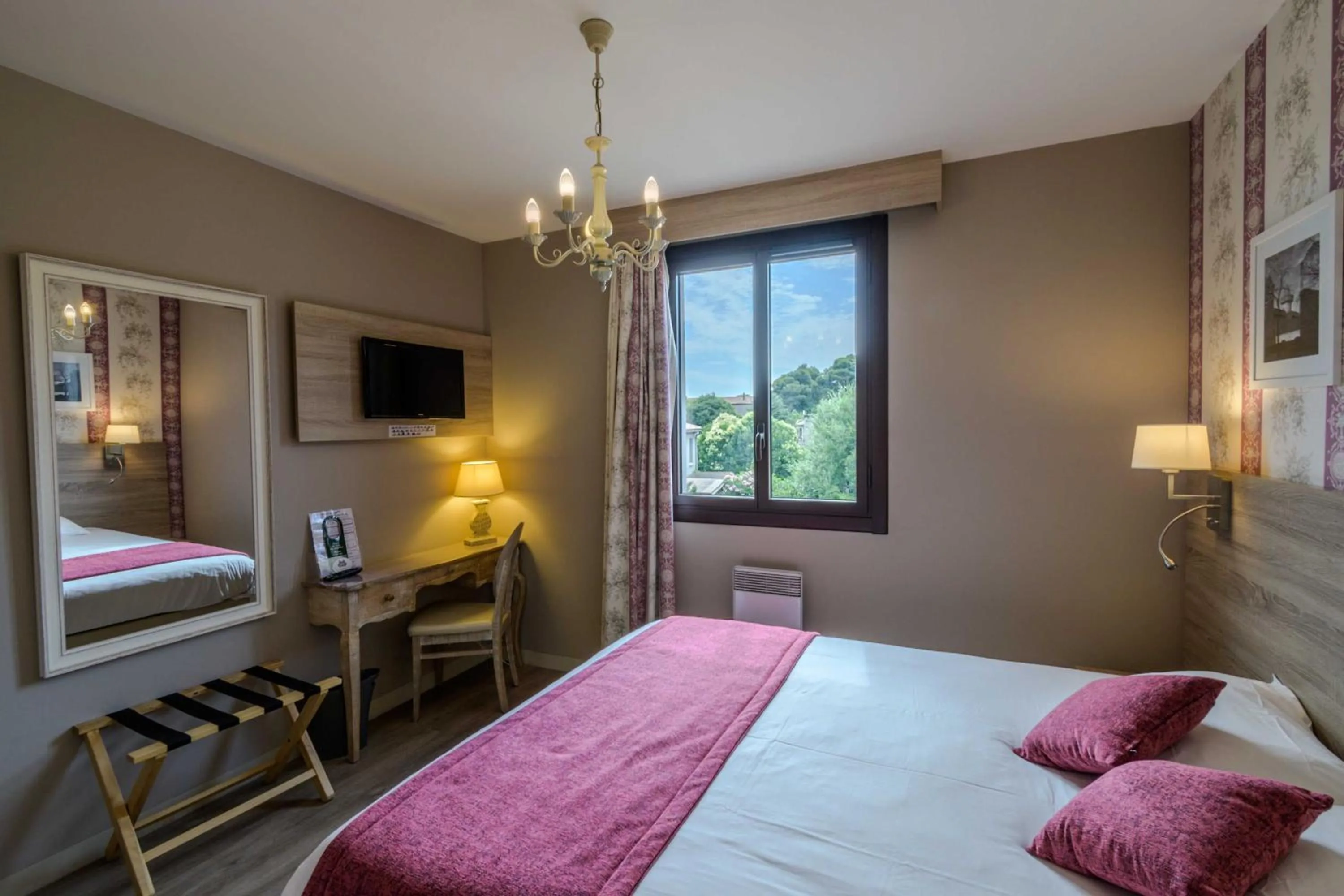 Bedroom, Bed in Hôtel l'Aragon