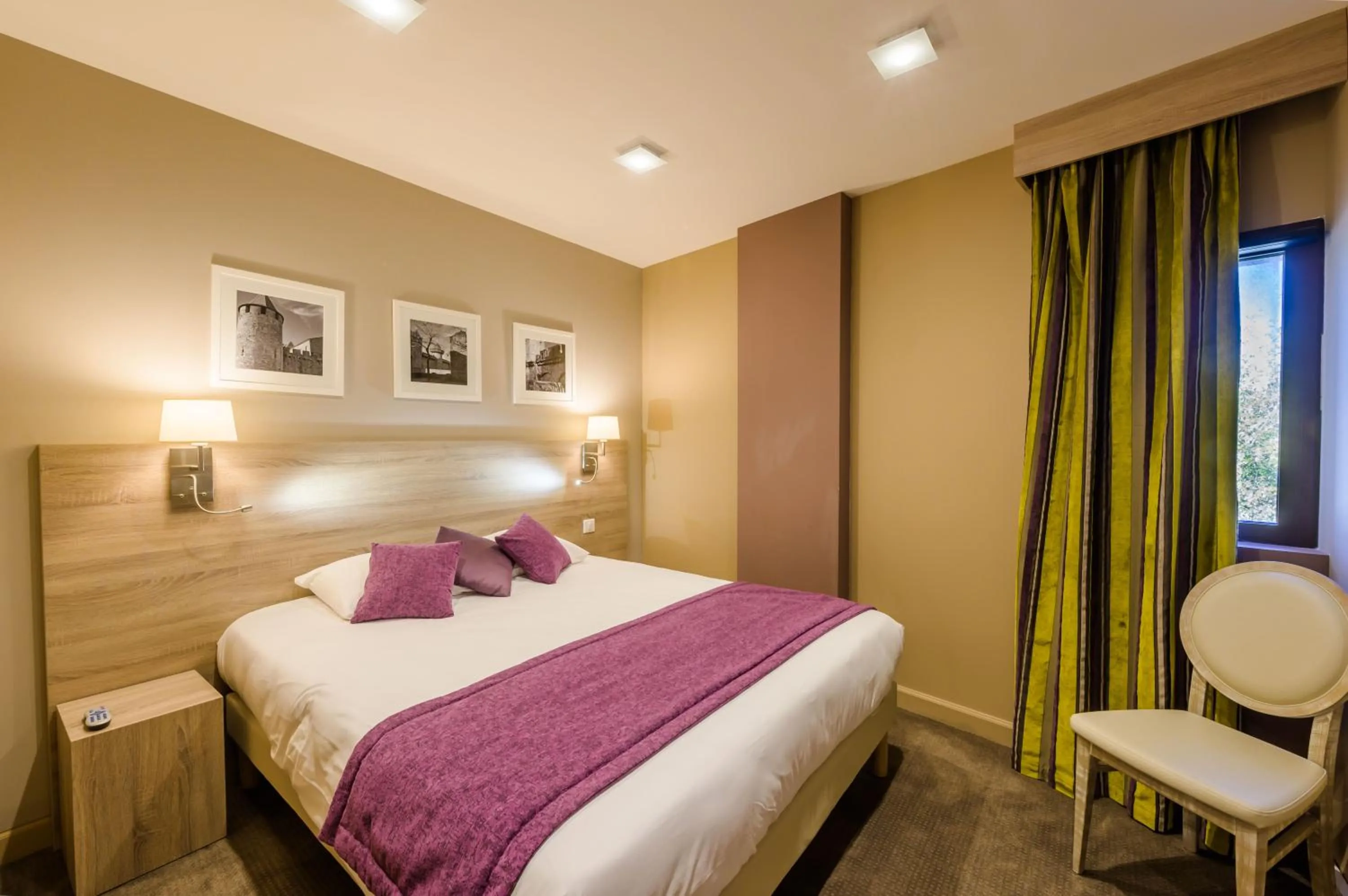 Bedroom, Bed in Hôtel l'Aragon