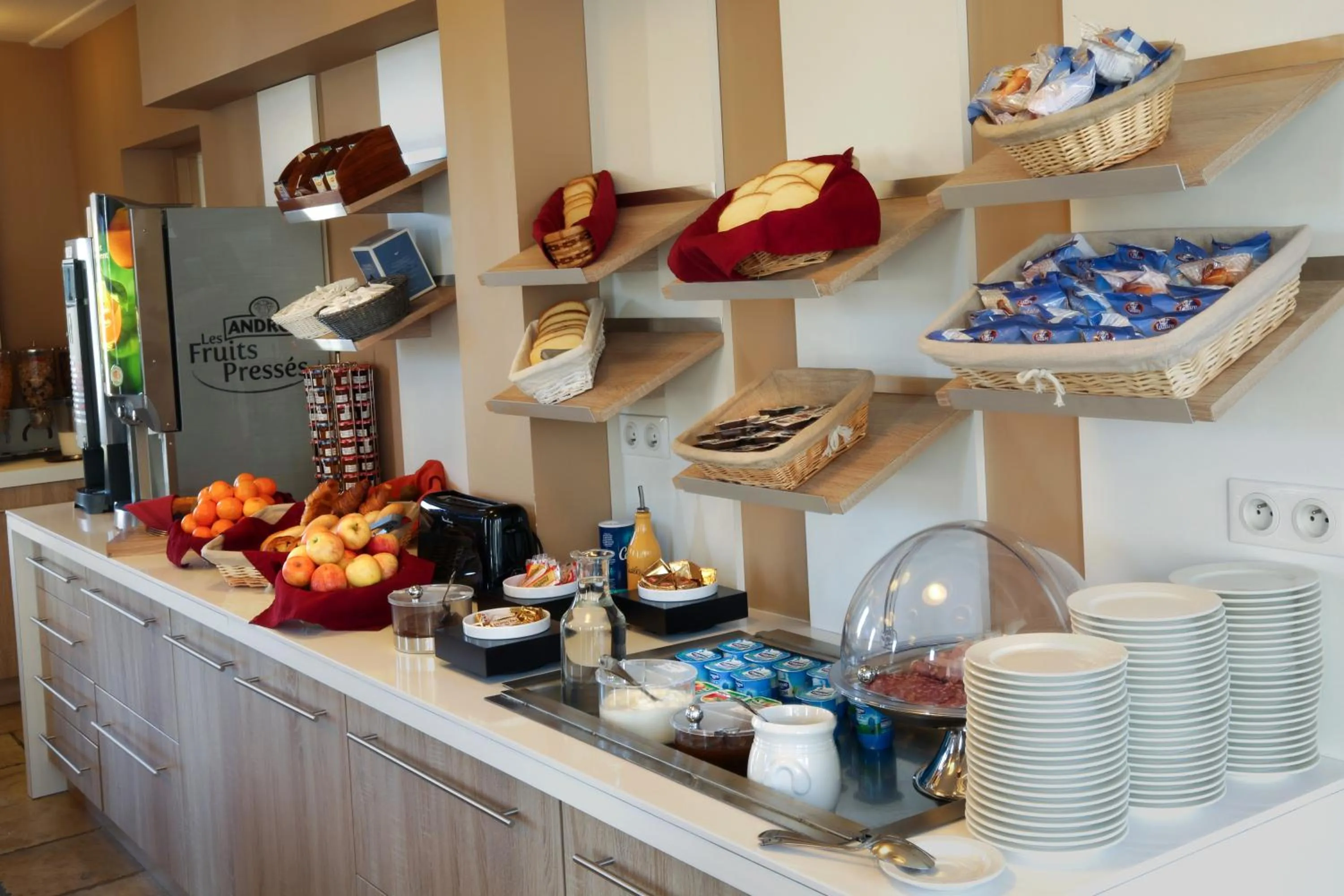 Continental breakfast in Hôtel l'Aragon