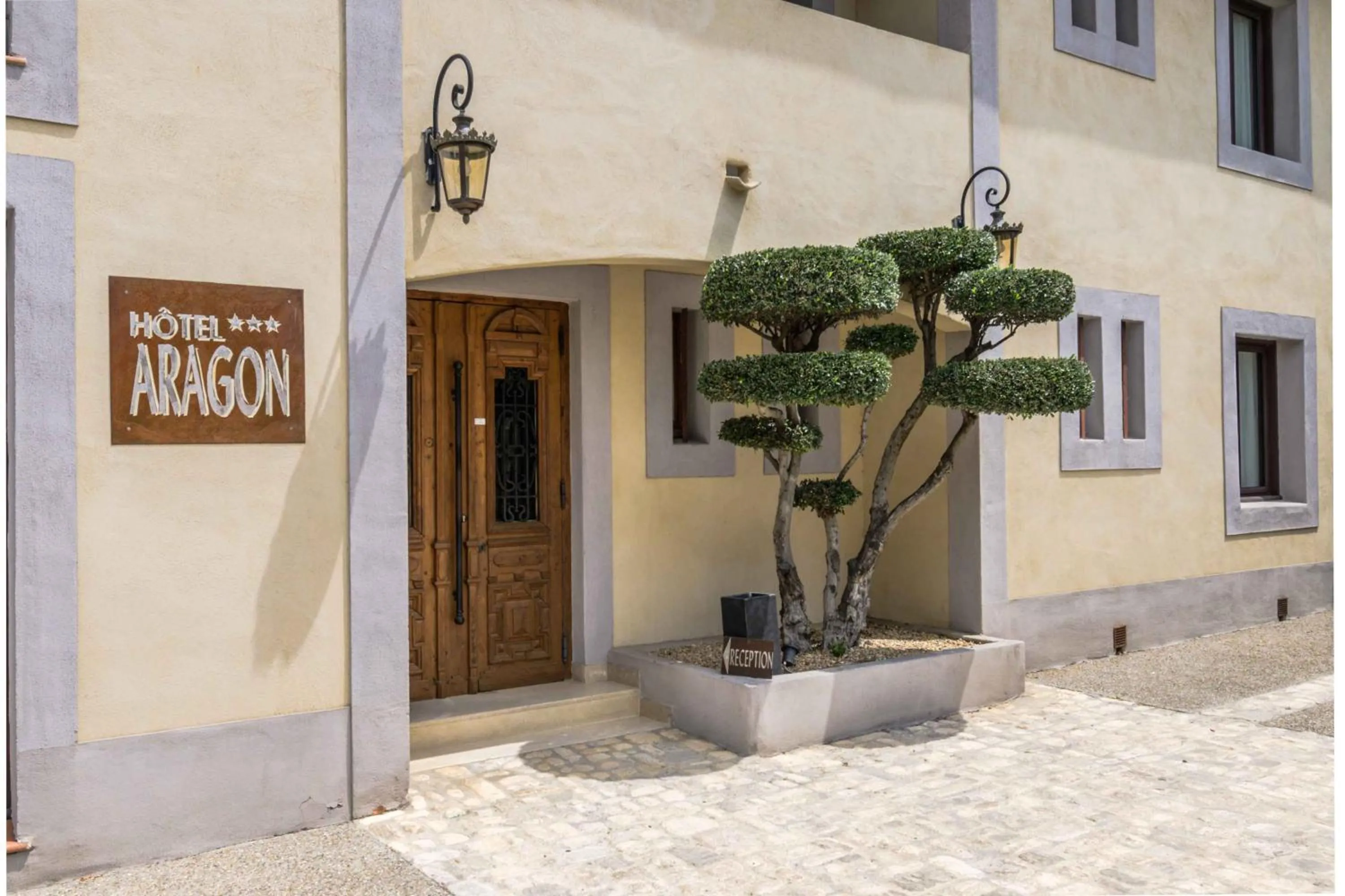 Facade/entrance in Hôtel l'Aragon