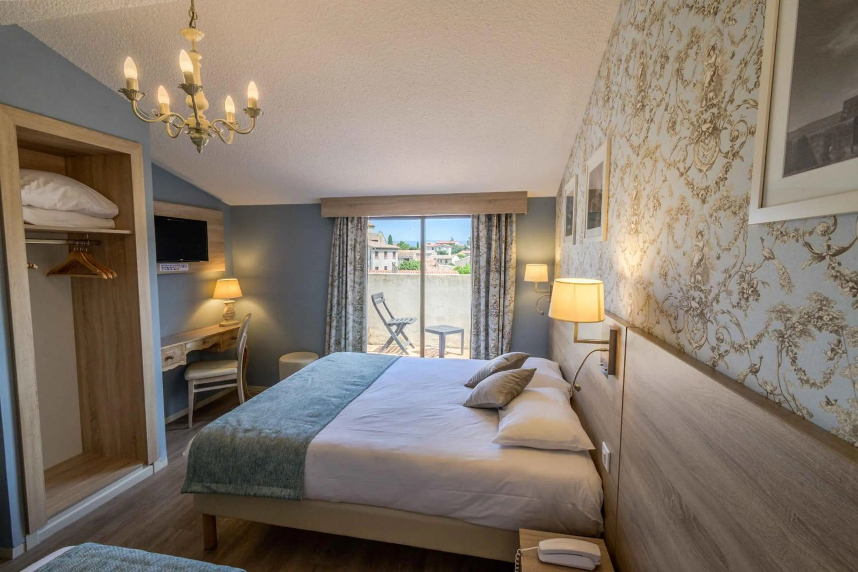 Photo of the whole room, Bed in Hôtel l'Aragon