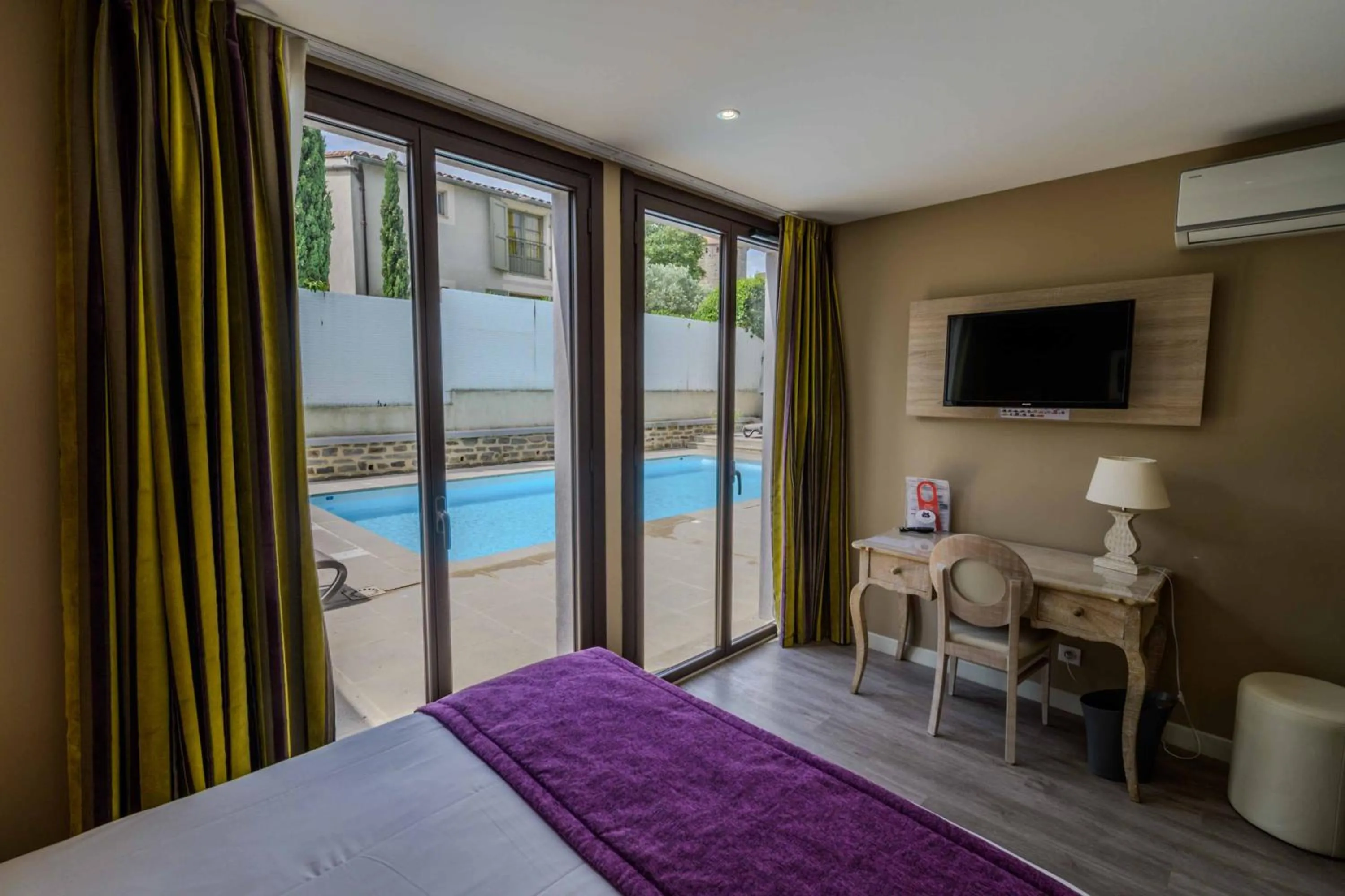 Bed in Hôtel l'Aragon