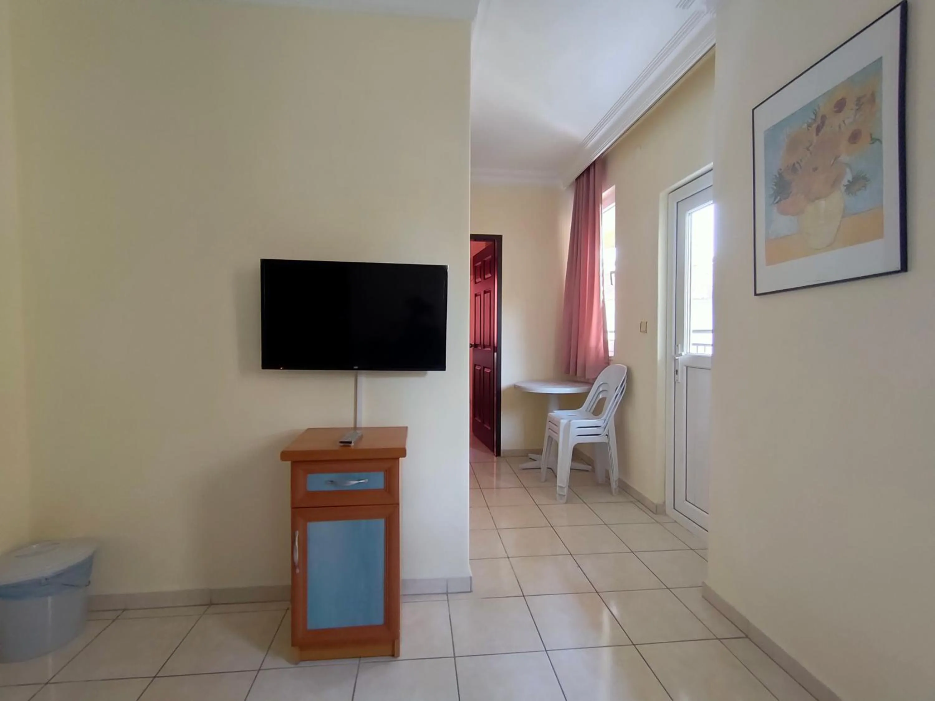 Communal lounge/ TV room in Sailorson Apart Hotel