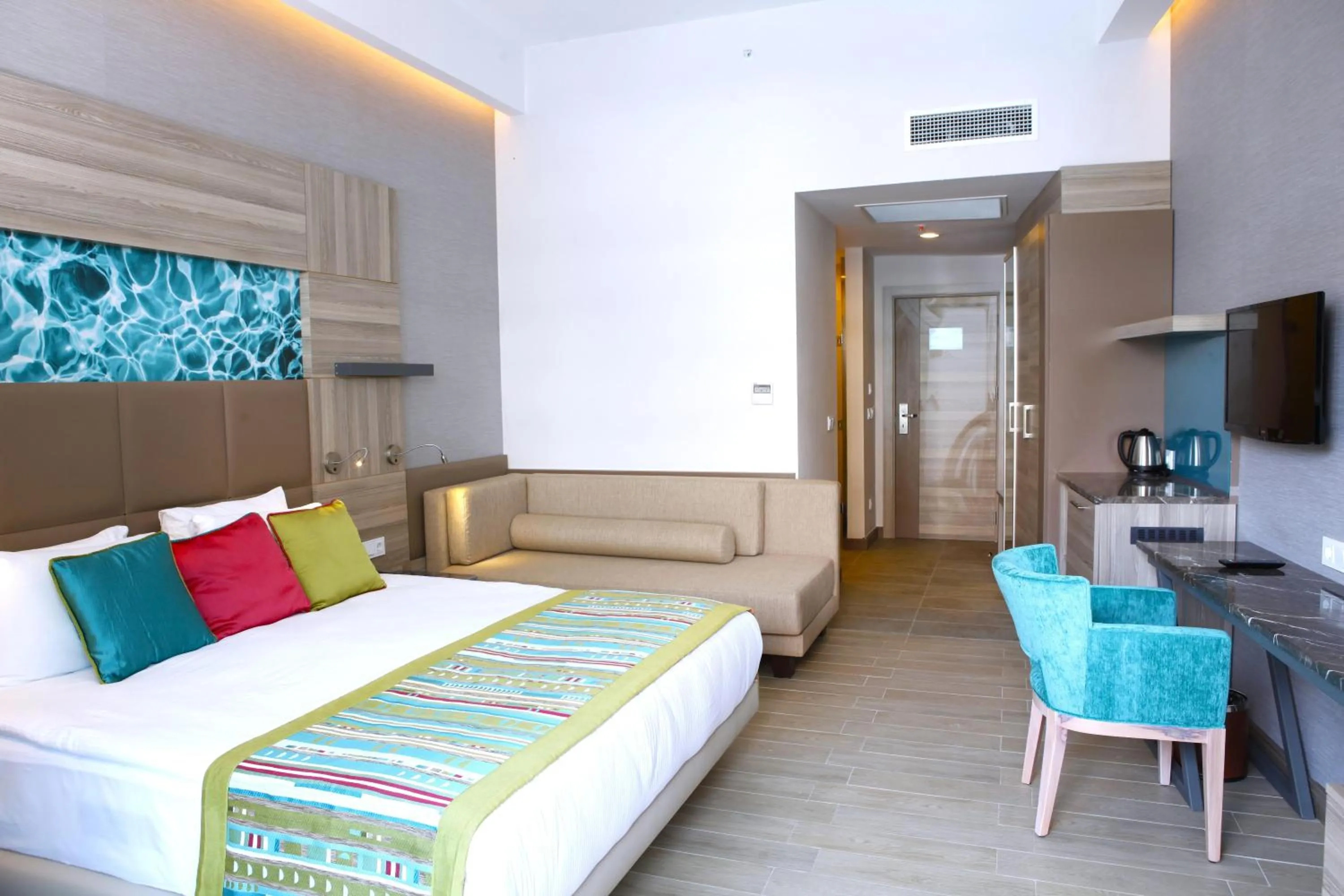 Photo of the whole room, Bed in Long Beach Alanya - Ultra All Inclusive