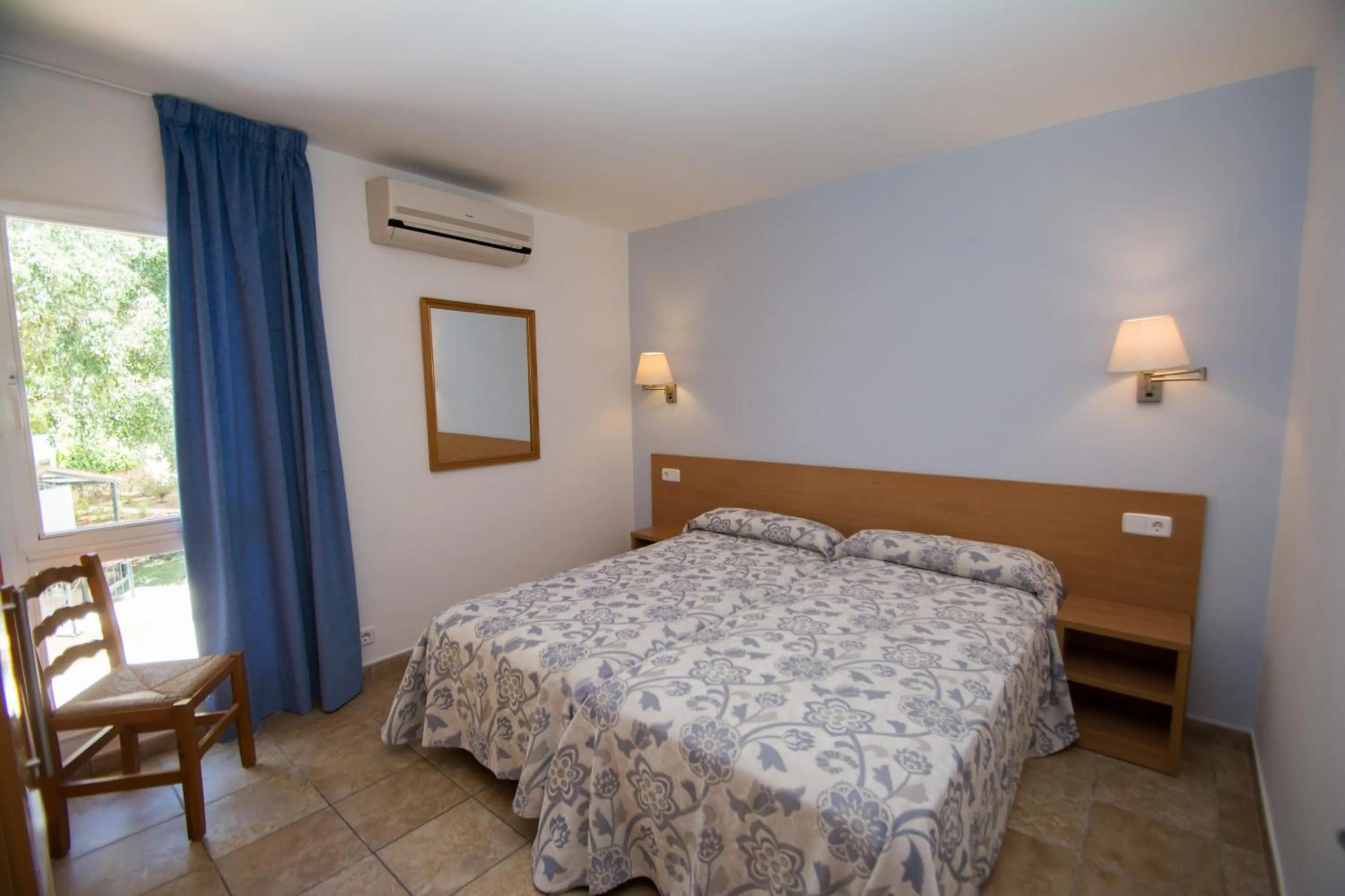 Bedroom, Bed in Galdana Gardens