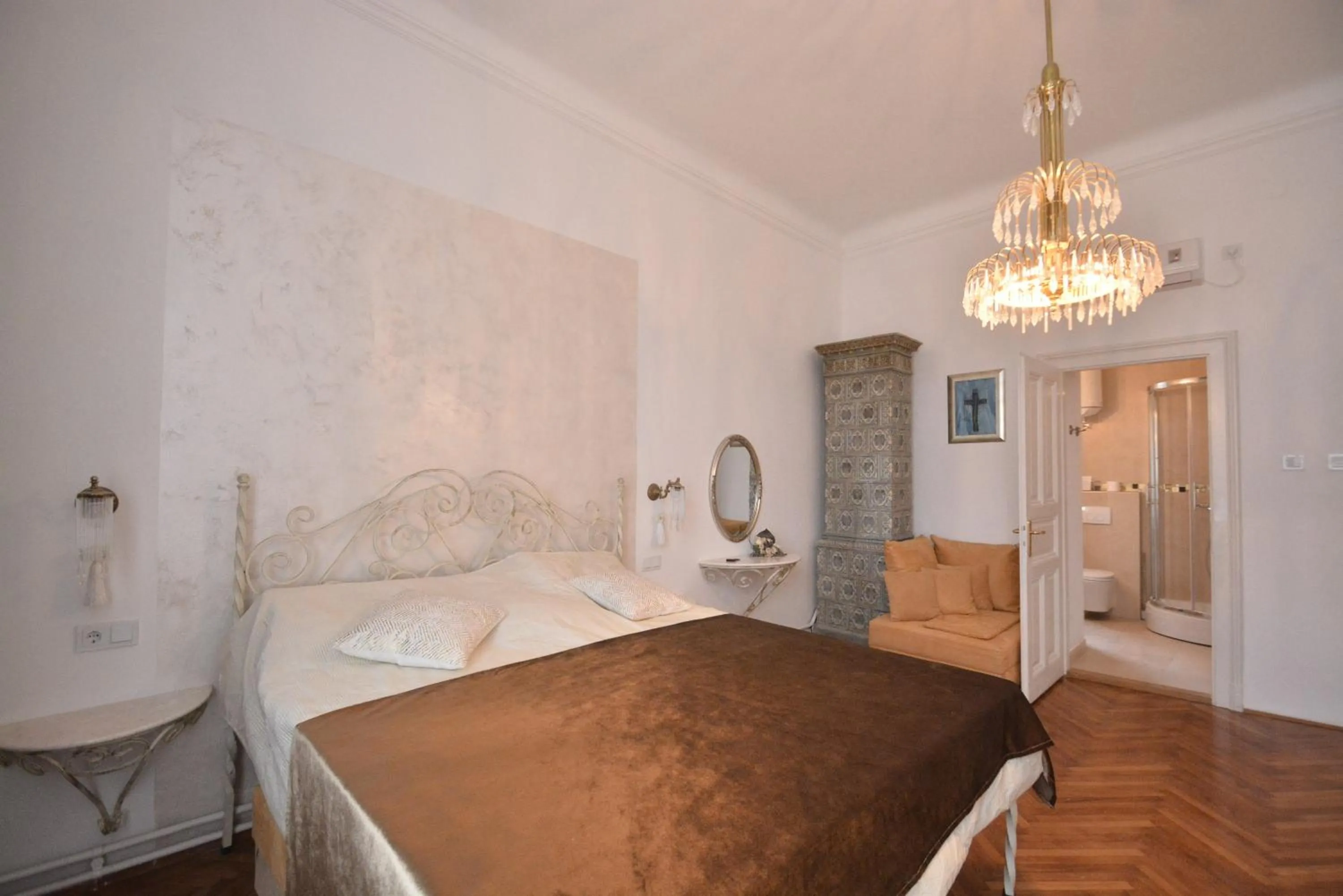 Photo of the whole room, Bed in Rose & Margaret Kallina