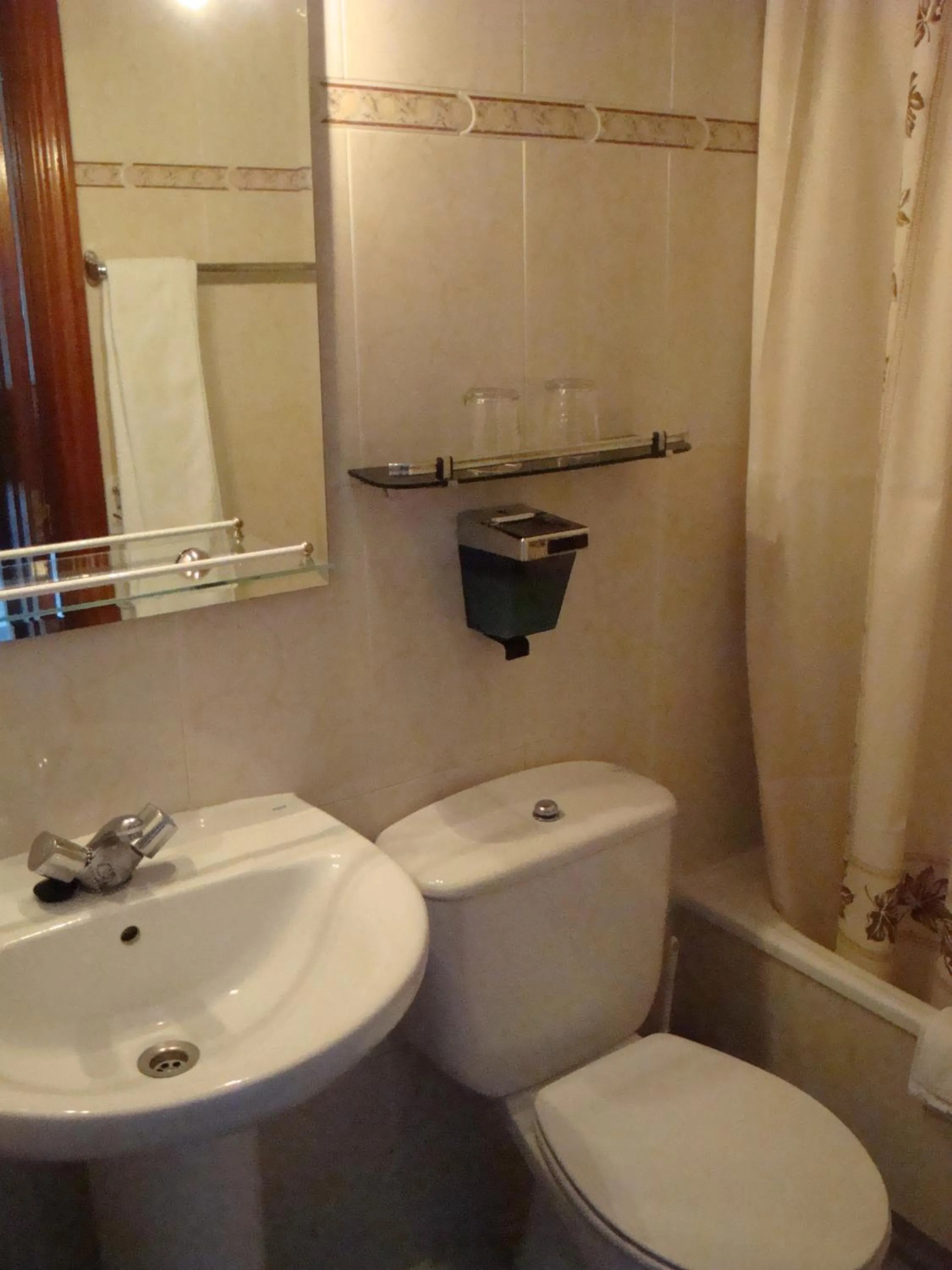 Bathroom in Hostal Zamora