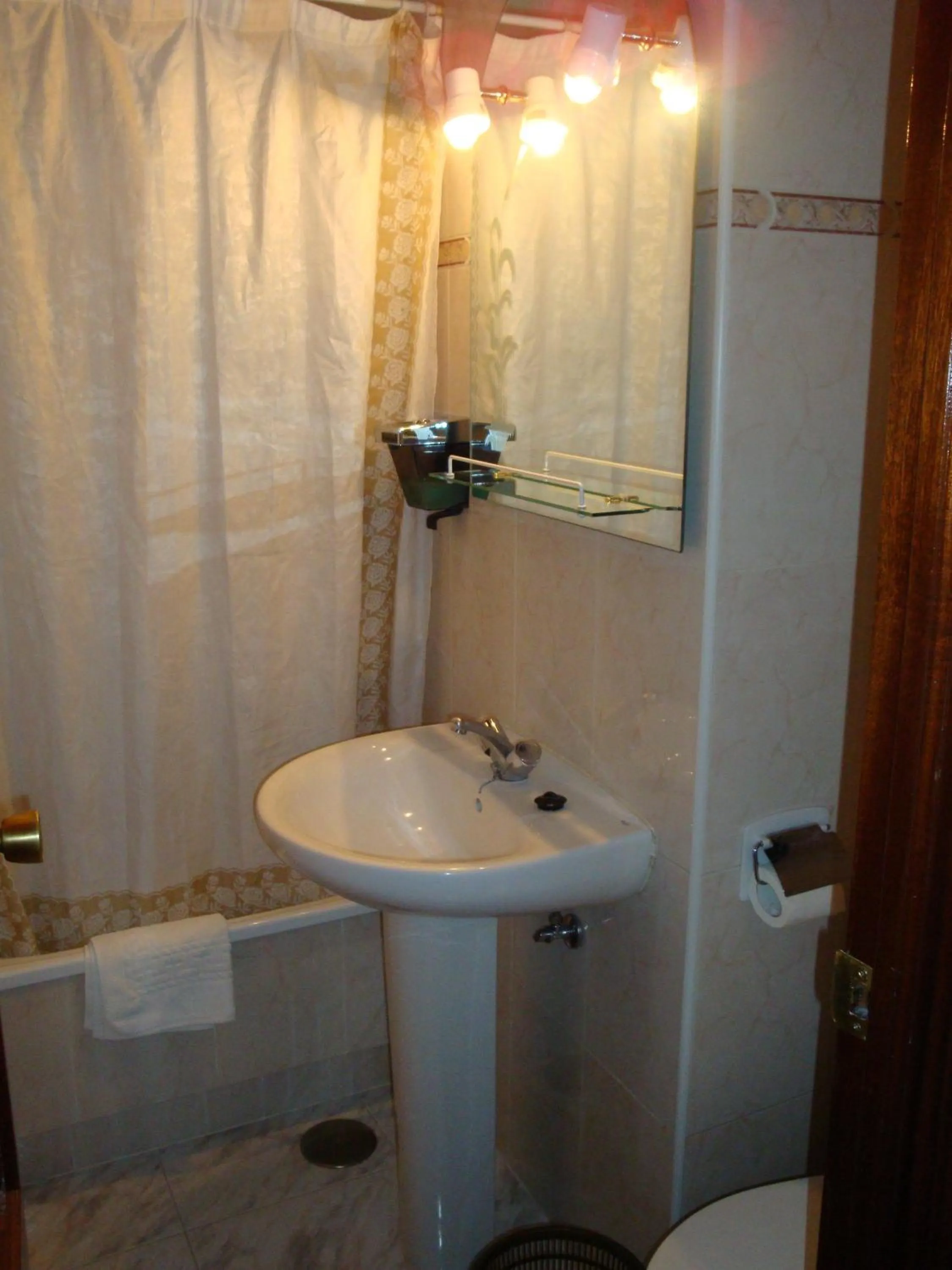 Shower in Hostal Zamora