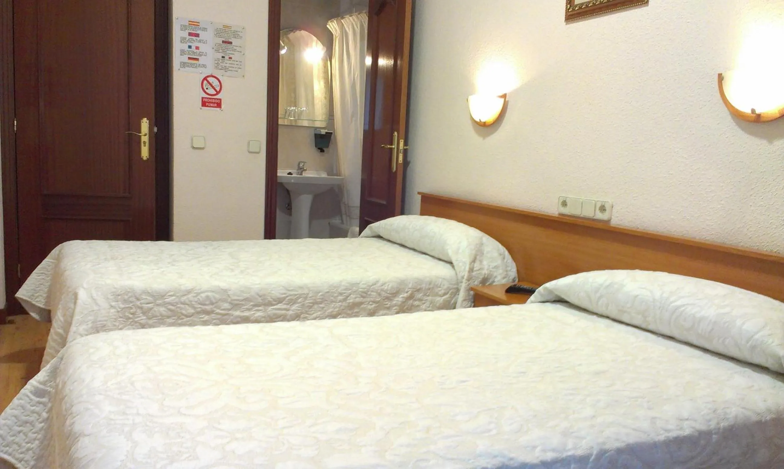 Bedroom, Bed in Hostal Zamora