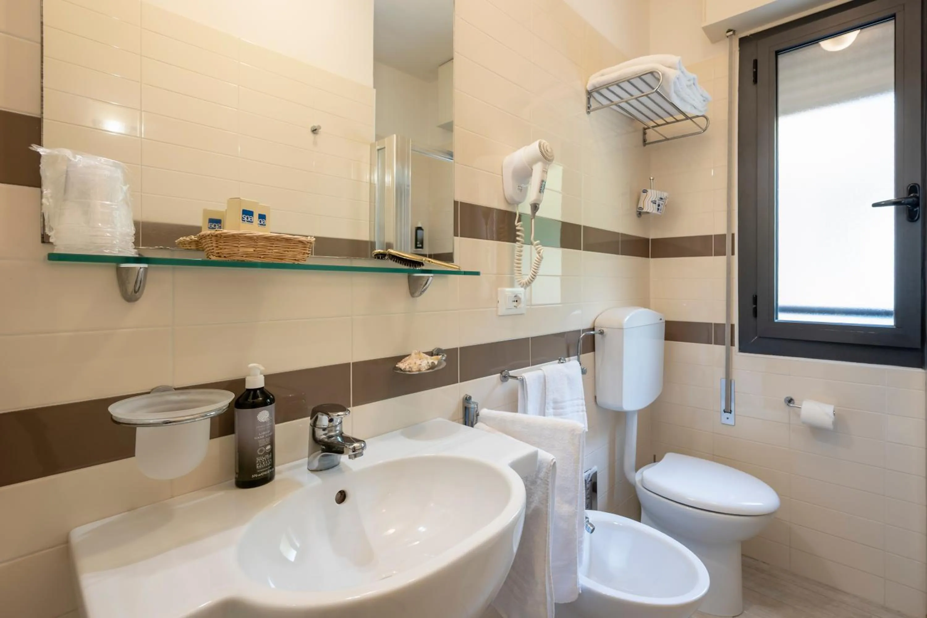 Shower in Olimpia Hotel & Aparthotel