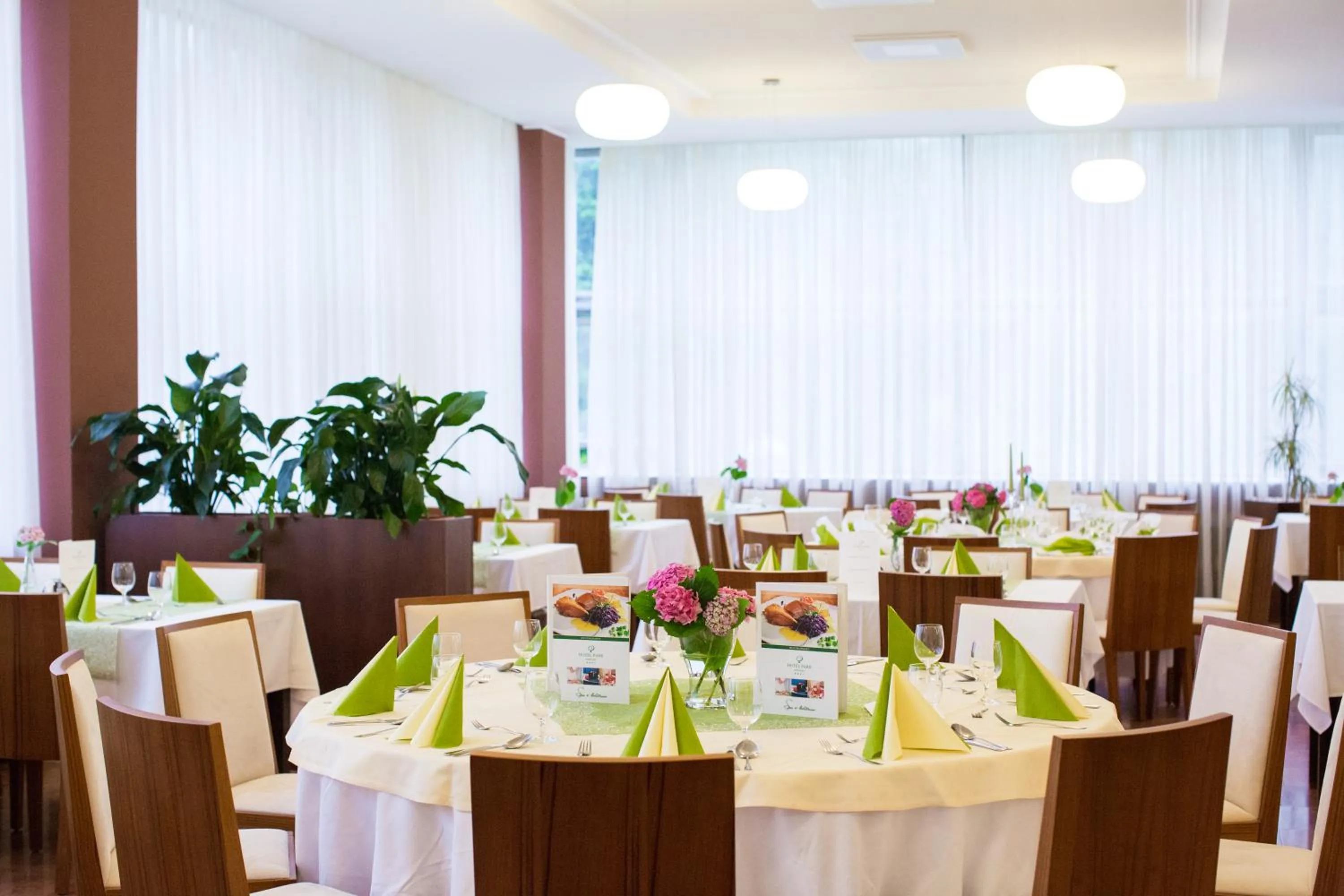 Restaurant/places to eat in Hotel Park