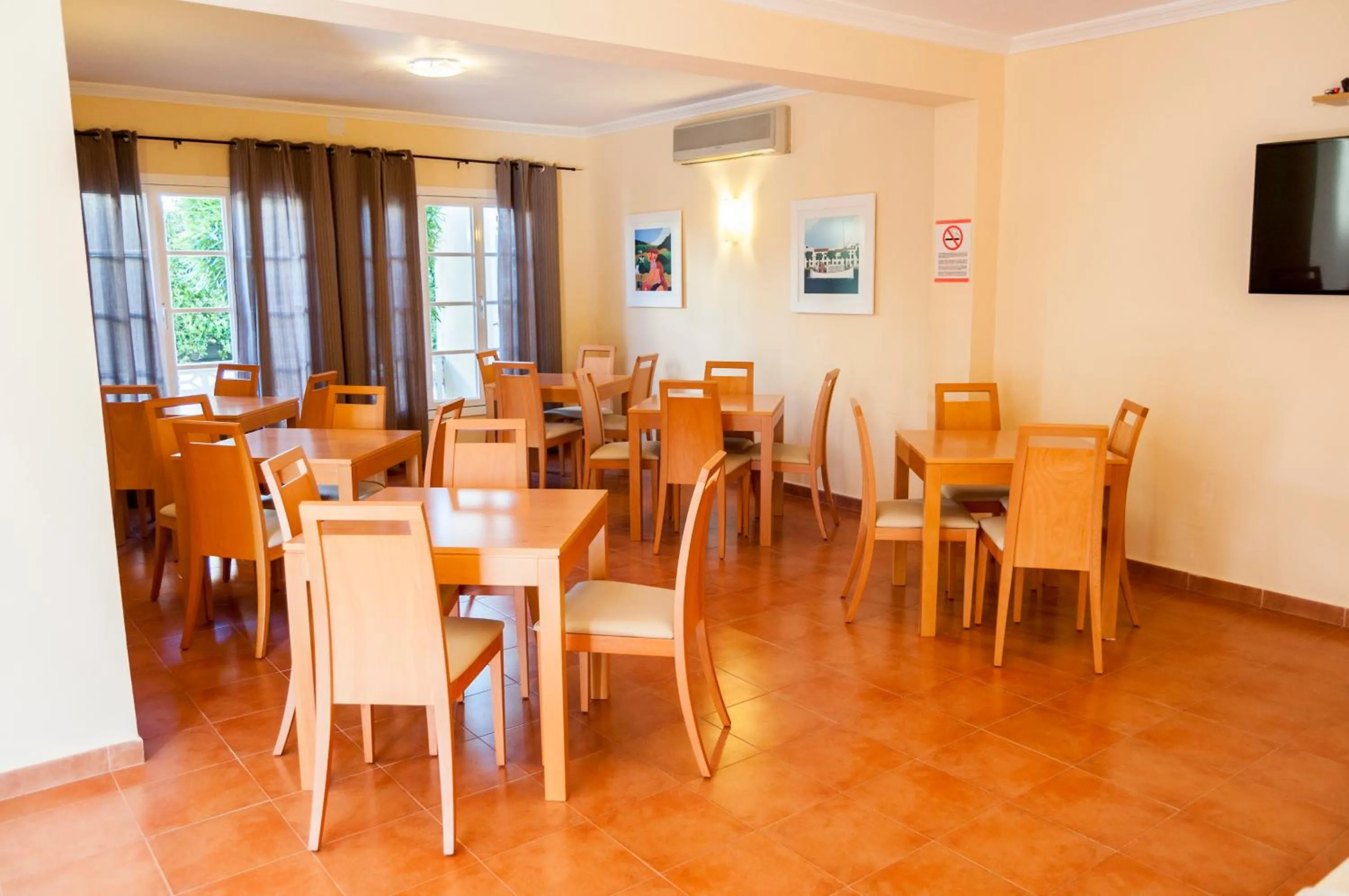 Restaurant/places to eat in Hotel Madrid