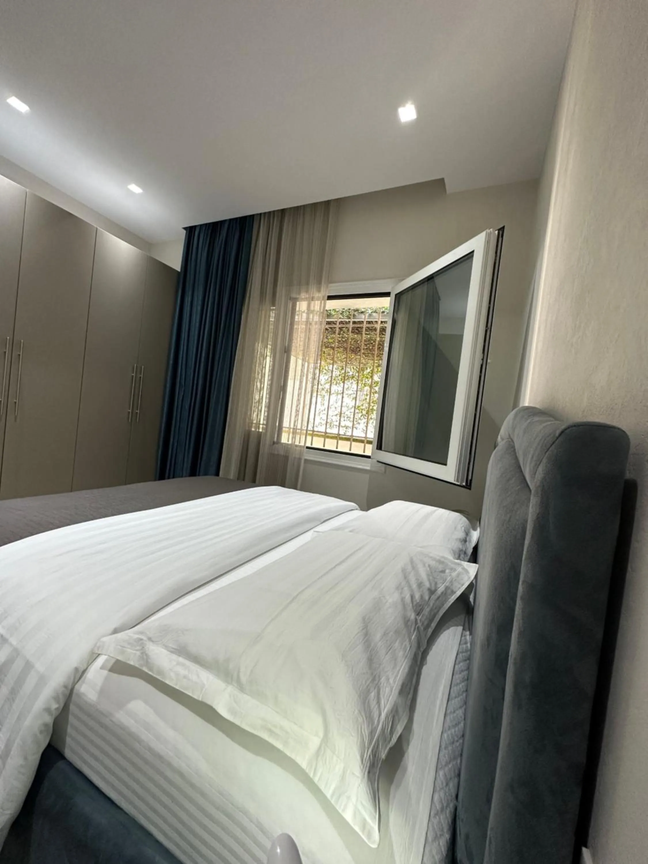 Bed in Brilant Apartament