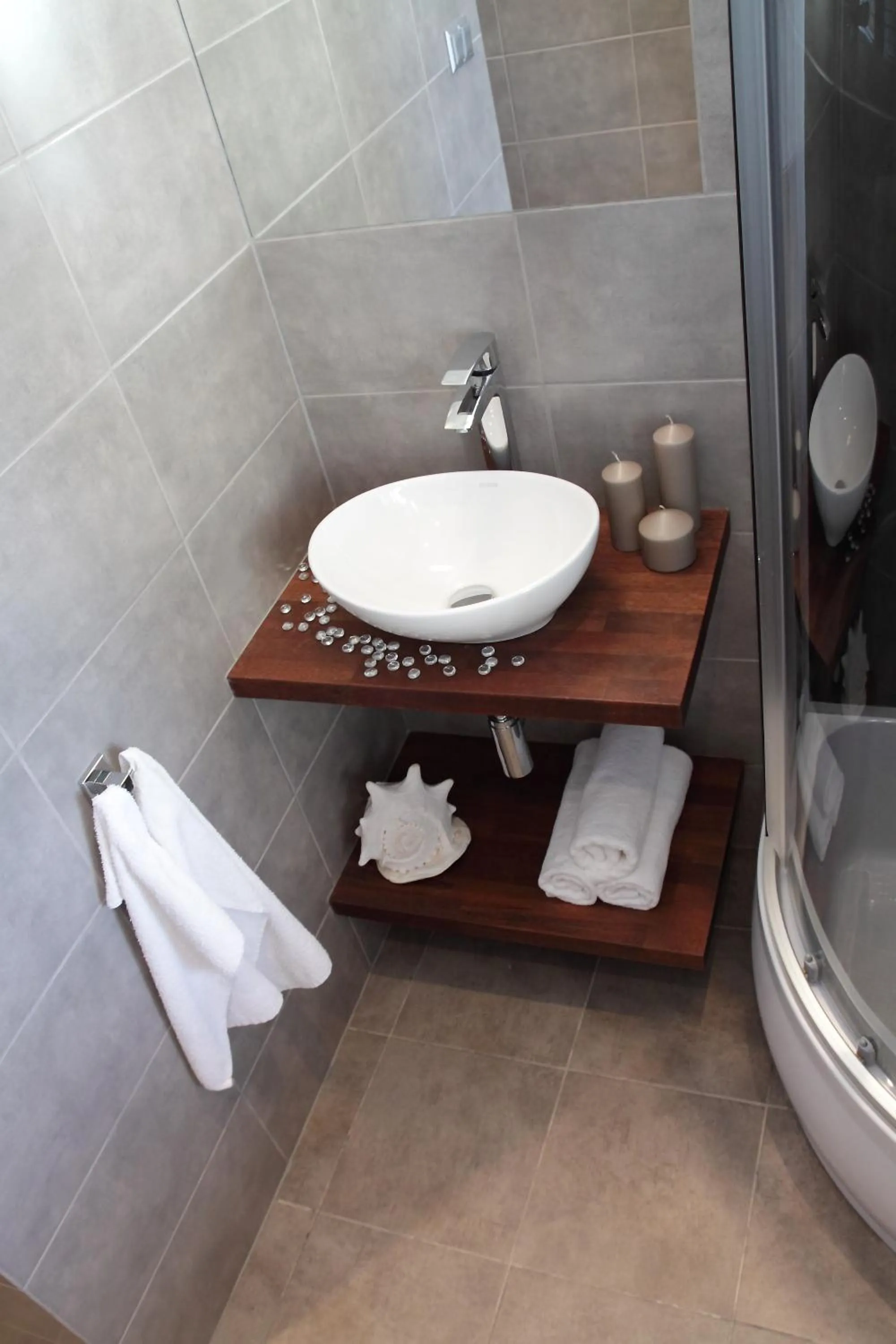 Shower in Glam House Apartments