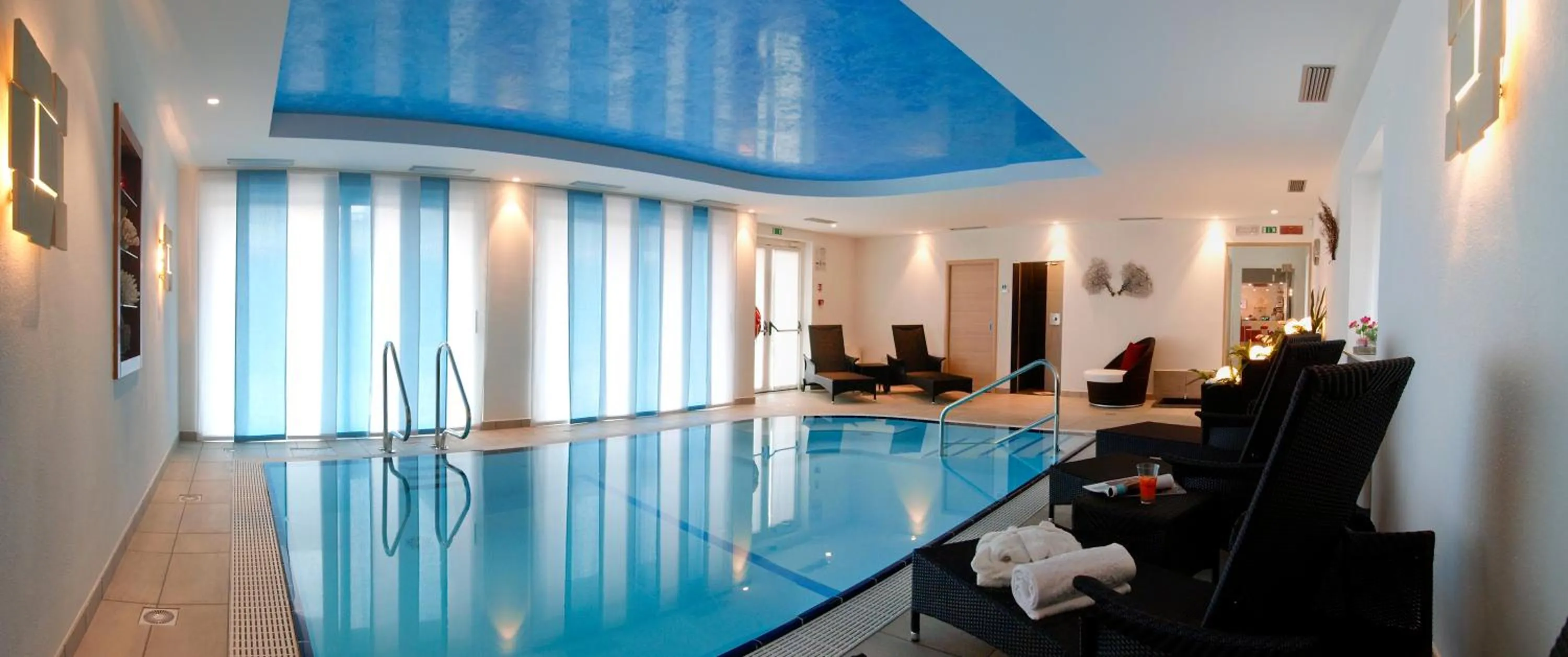 Swimming pool in Hotel Garnì Corallo