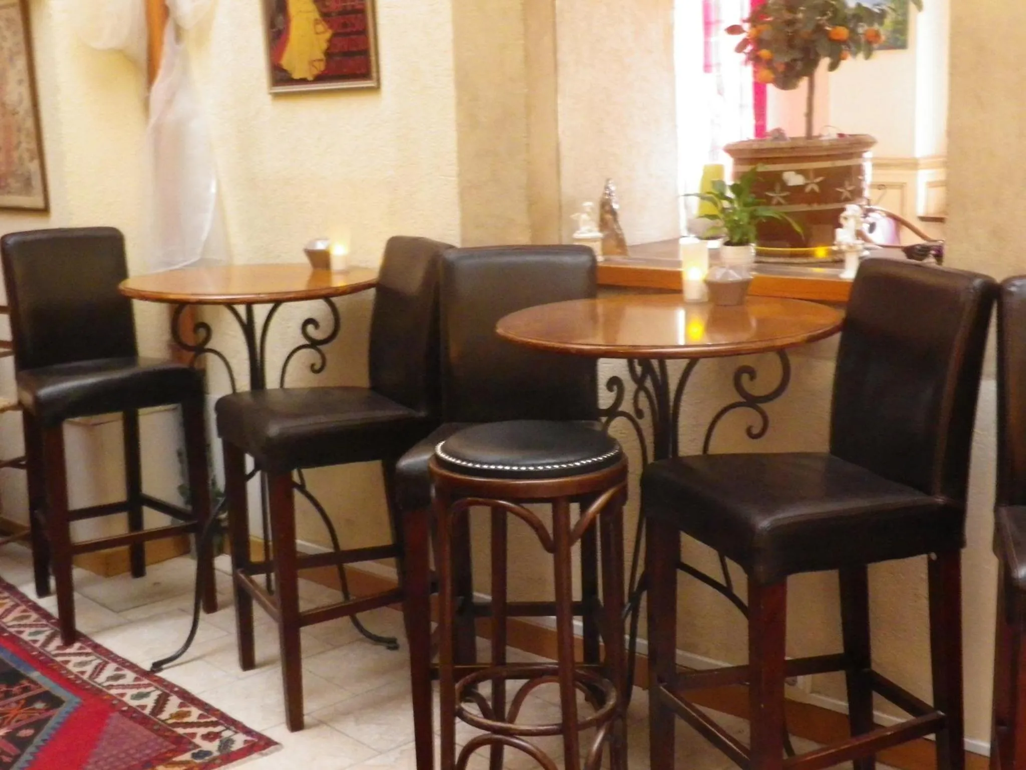 Seating area in Hostellerie De La Poste