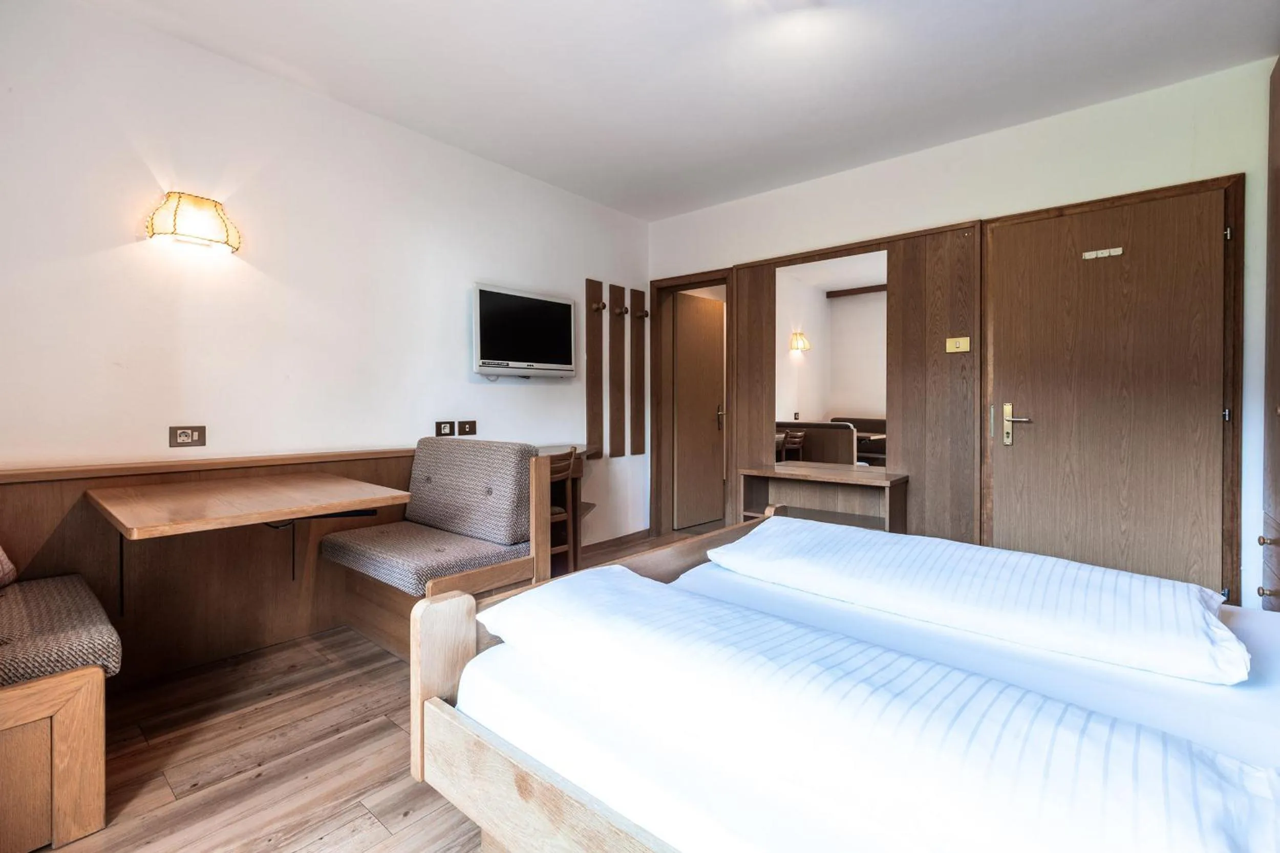 Seating area, Bed in Hotel Zum Löwen - Al Leone