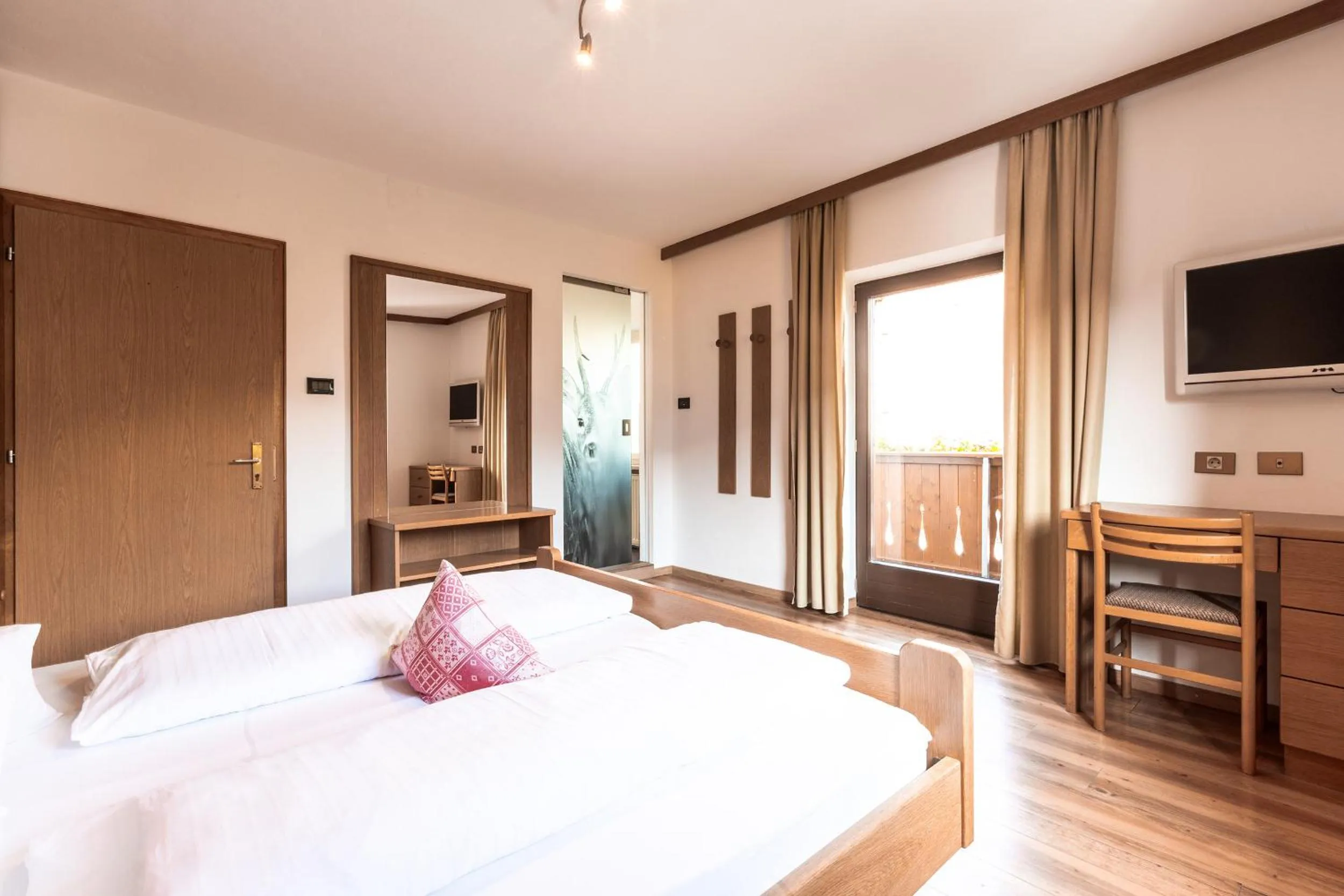 Photo of the whole room, Bed in Hotel Zum Löwen - Al Leone