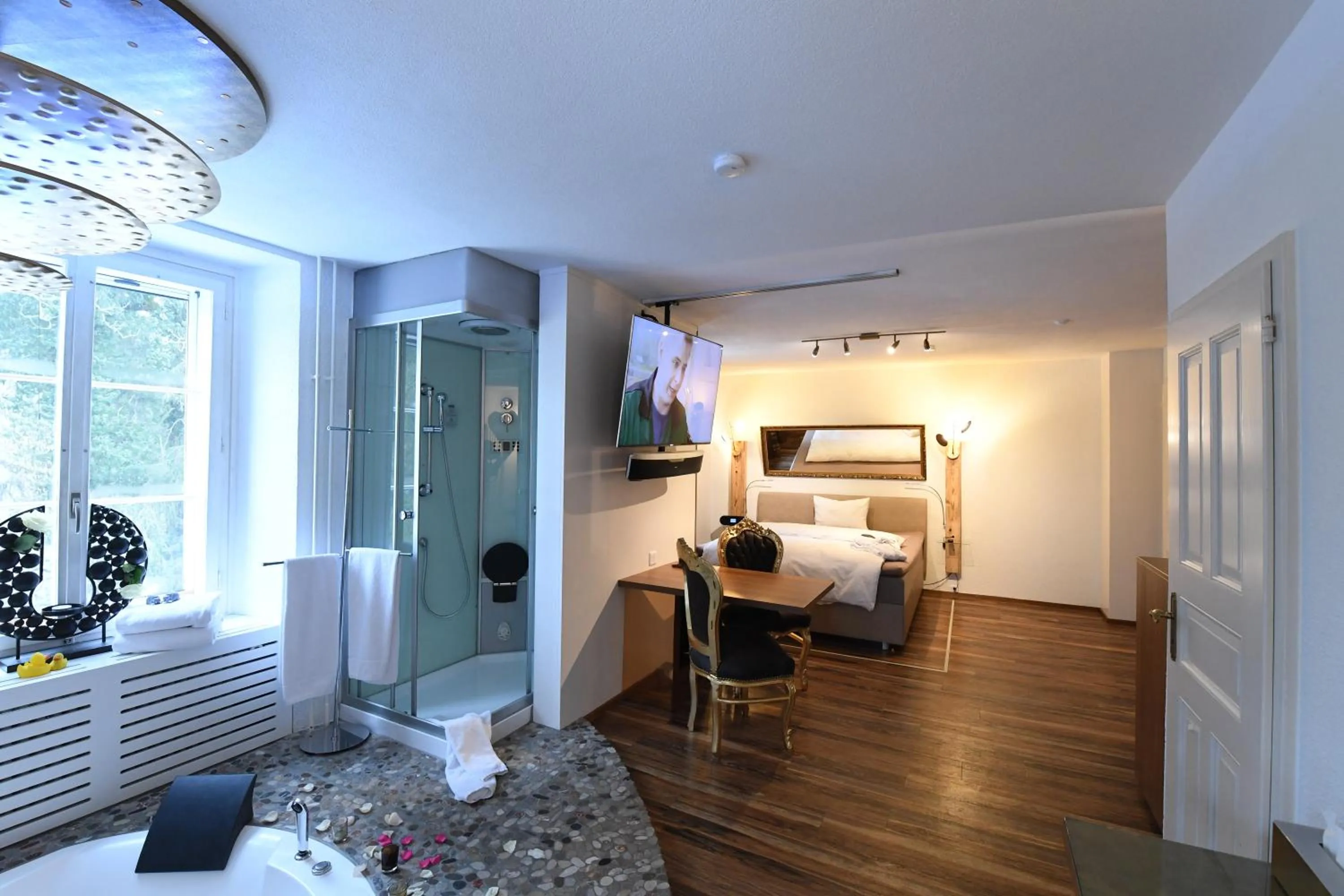 Photo of the whole room, Bed in Hotel Krone Sihlbrugg