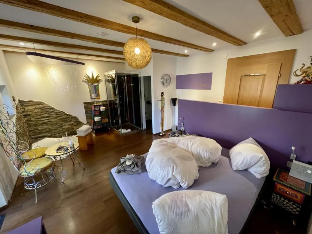 Bed in Hotel Krone Sihlbrugg