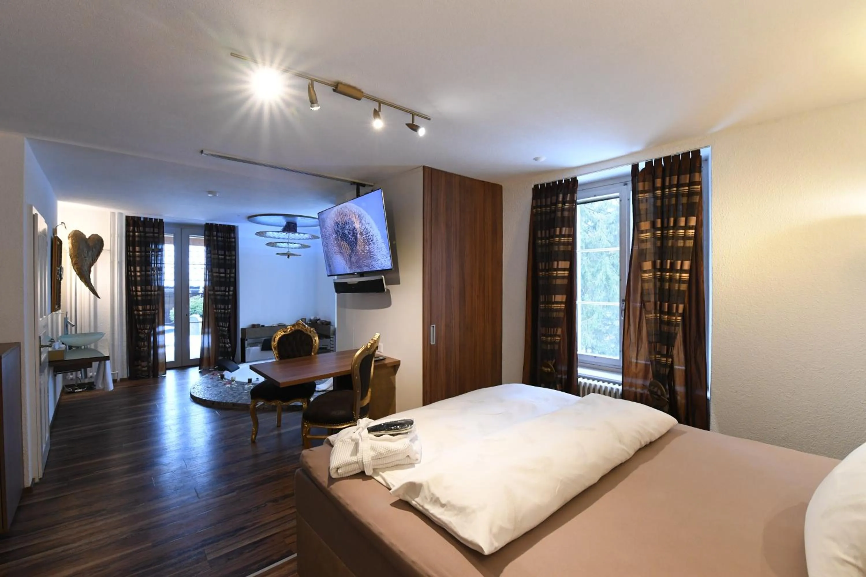 Photo of the whole room, Bed in Hotel Krone Sihlbrugg