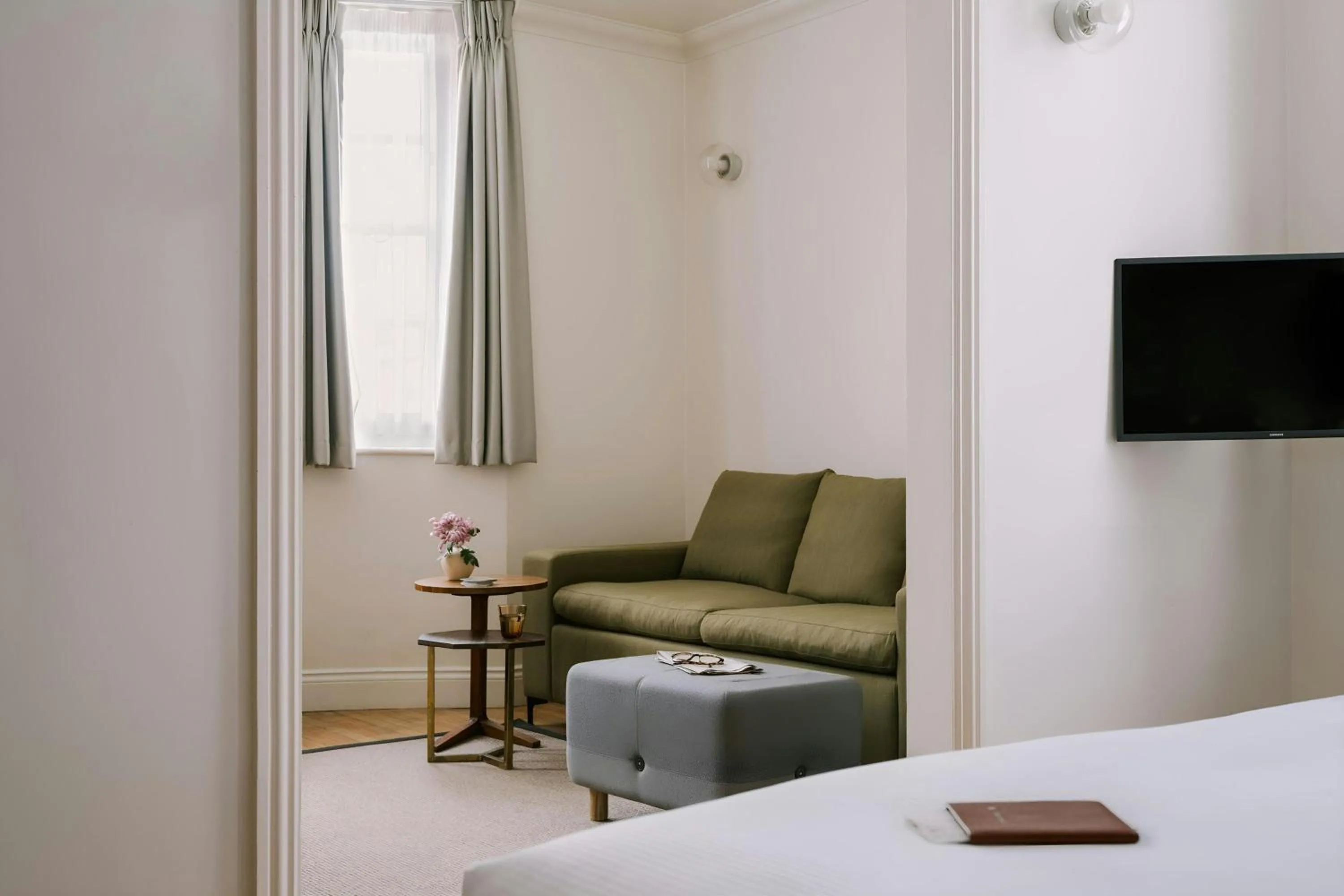 Photo of the whole room, Bed in Chelsea Green Hotel, Sonder by Marriott Bonvoy