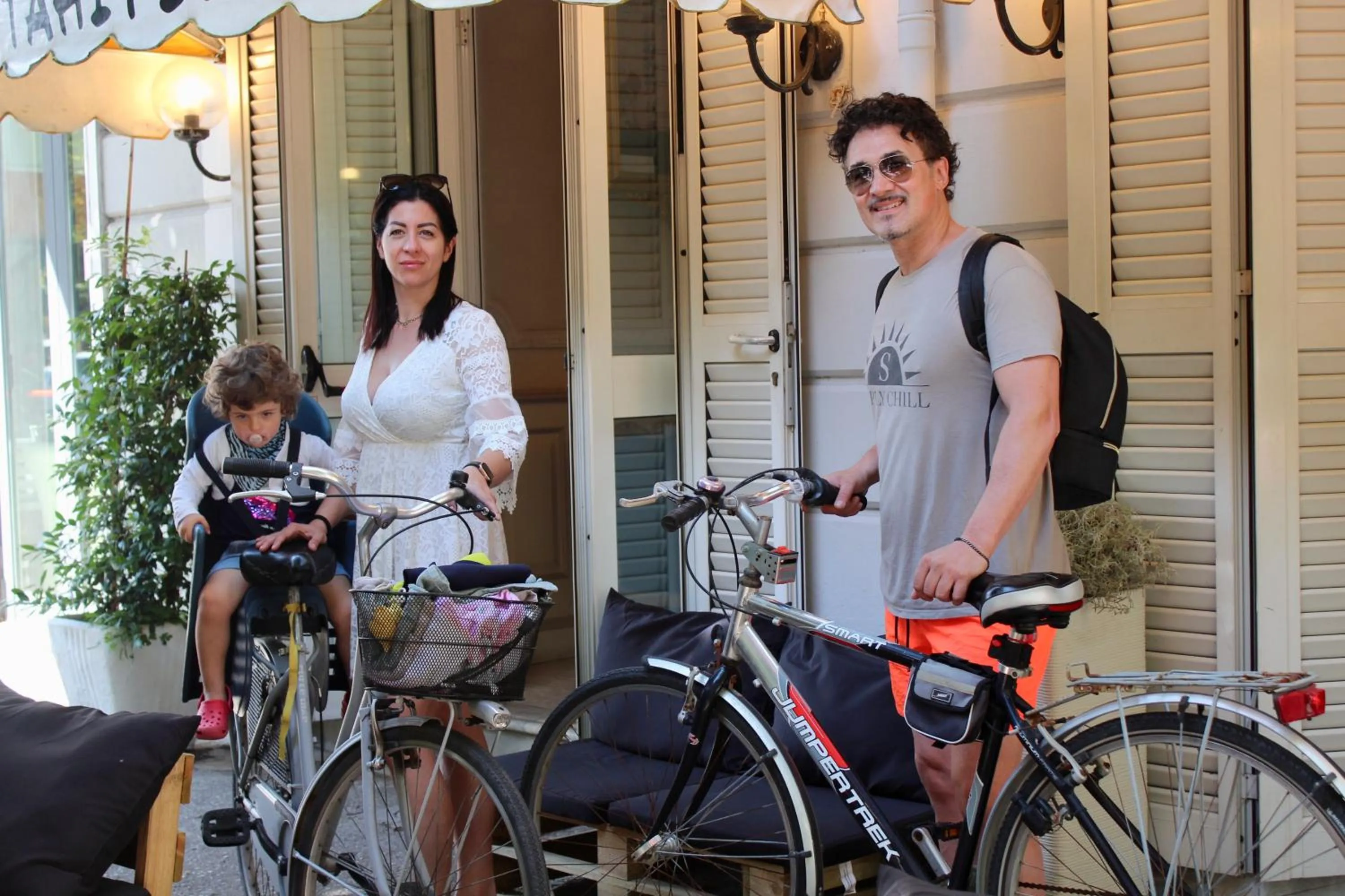 People in Hotel Tahiti