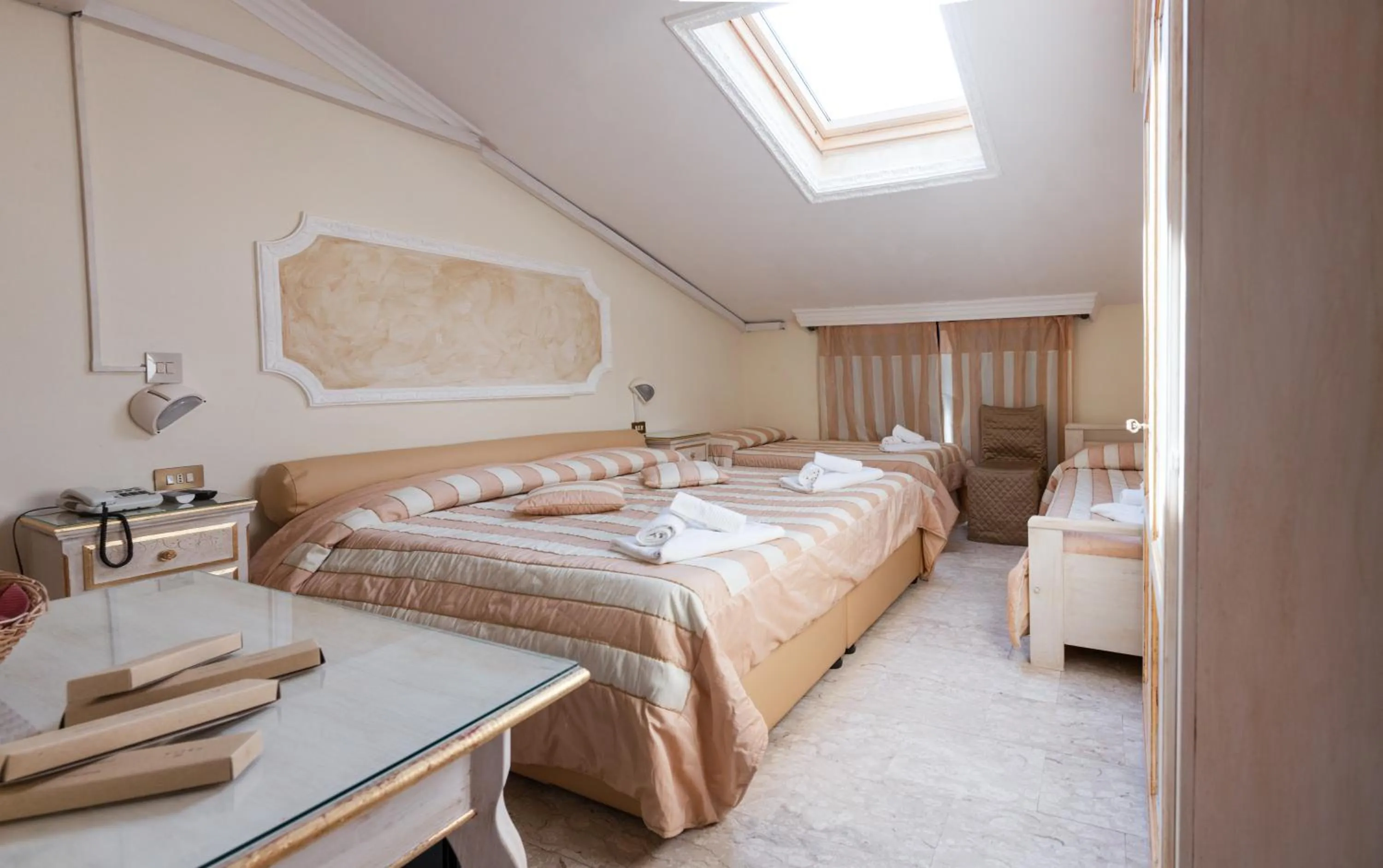 Day, Bed in Hotel Tahiti