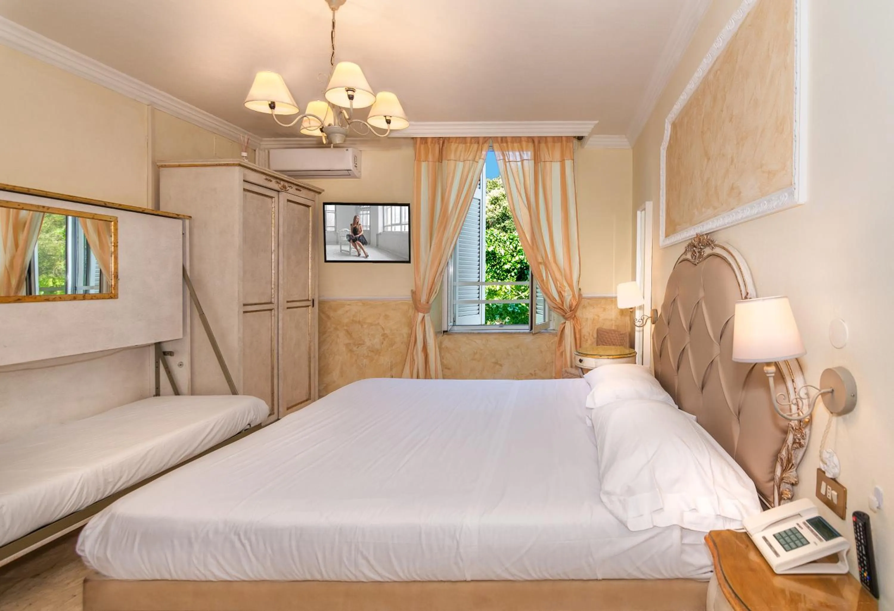 Bedroom, Bed in Hotel Tahiti