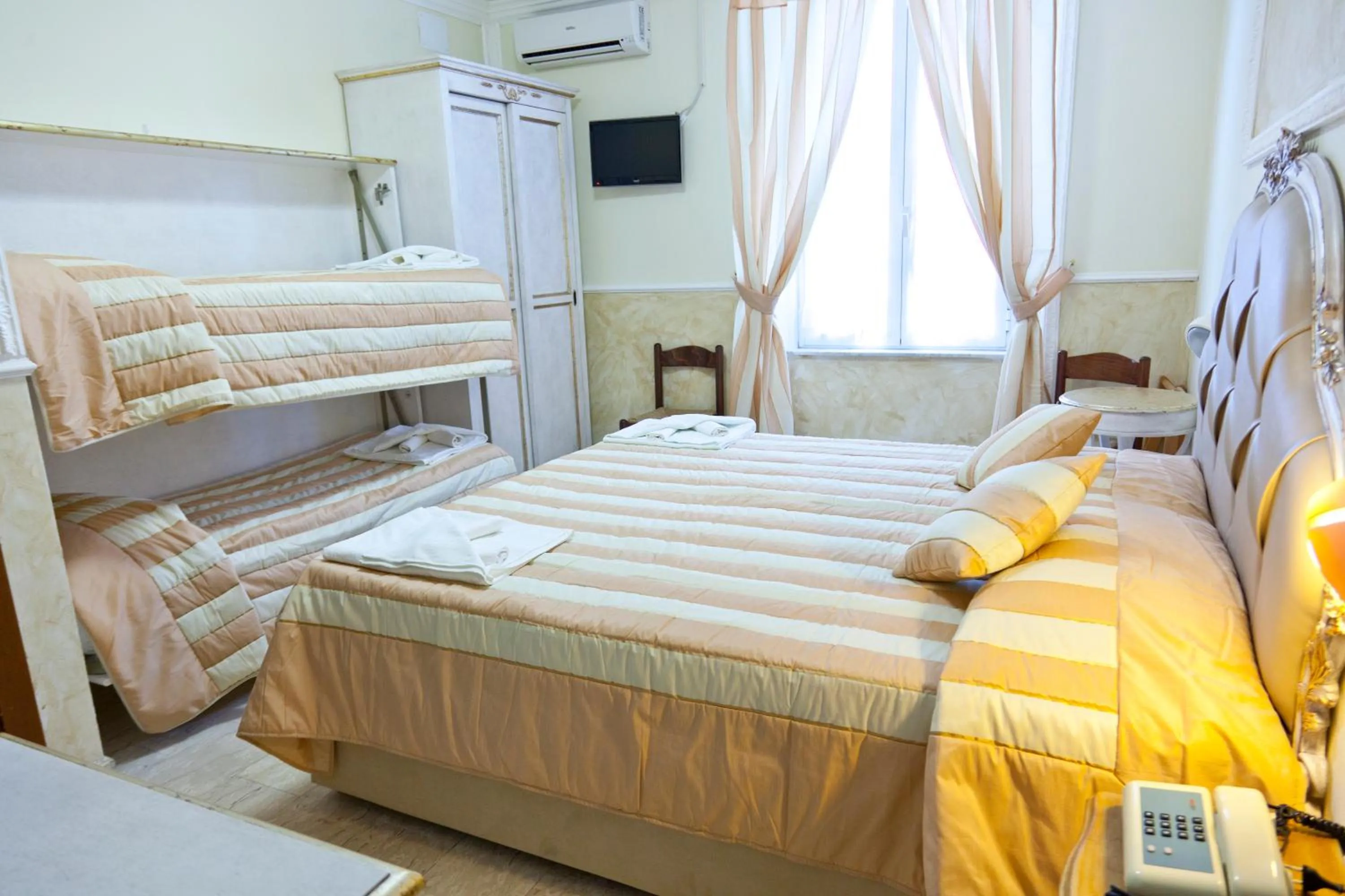 Bedroom, Bed in Hotel Tahiti