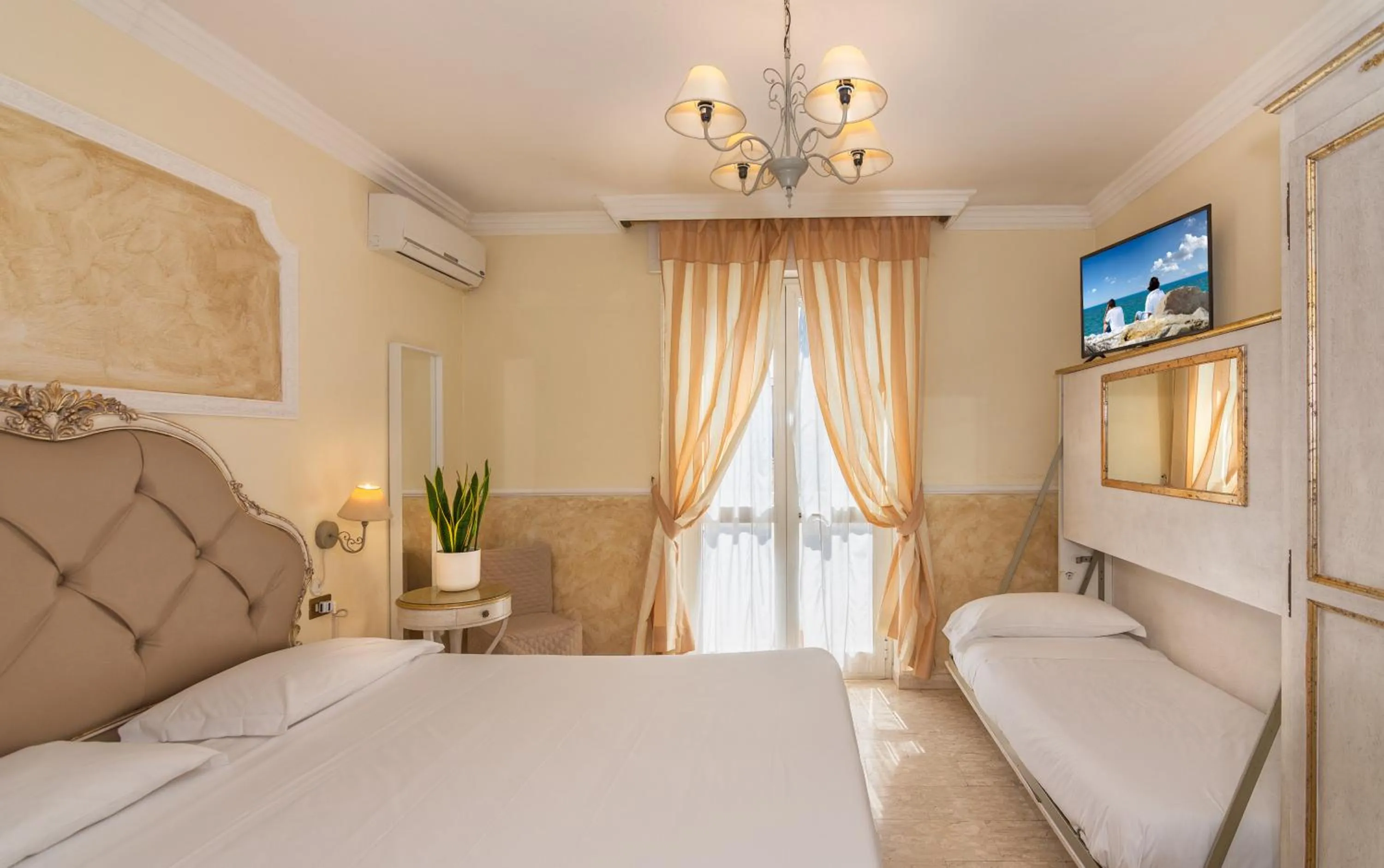 Bedroom, Bed in Hotel Tahiti