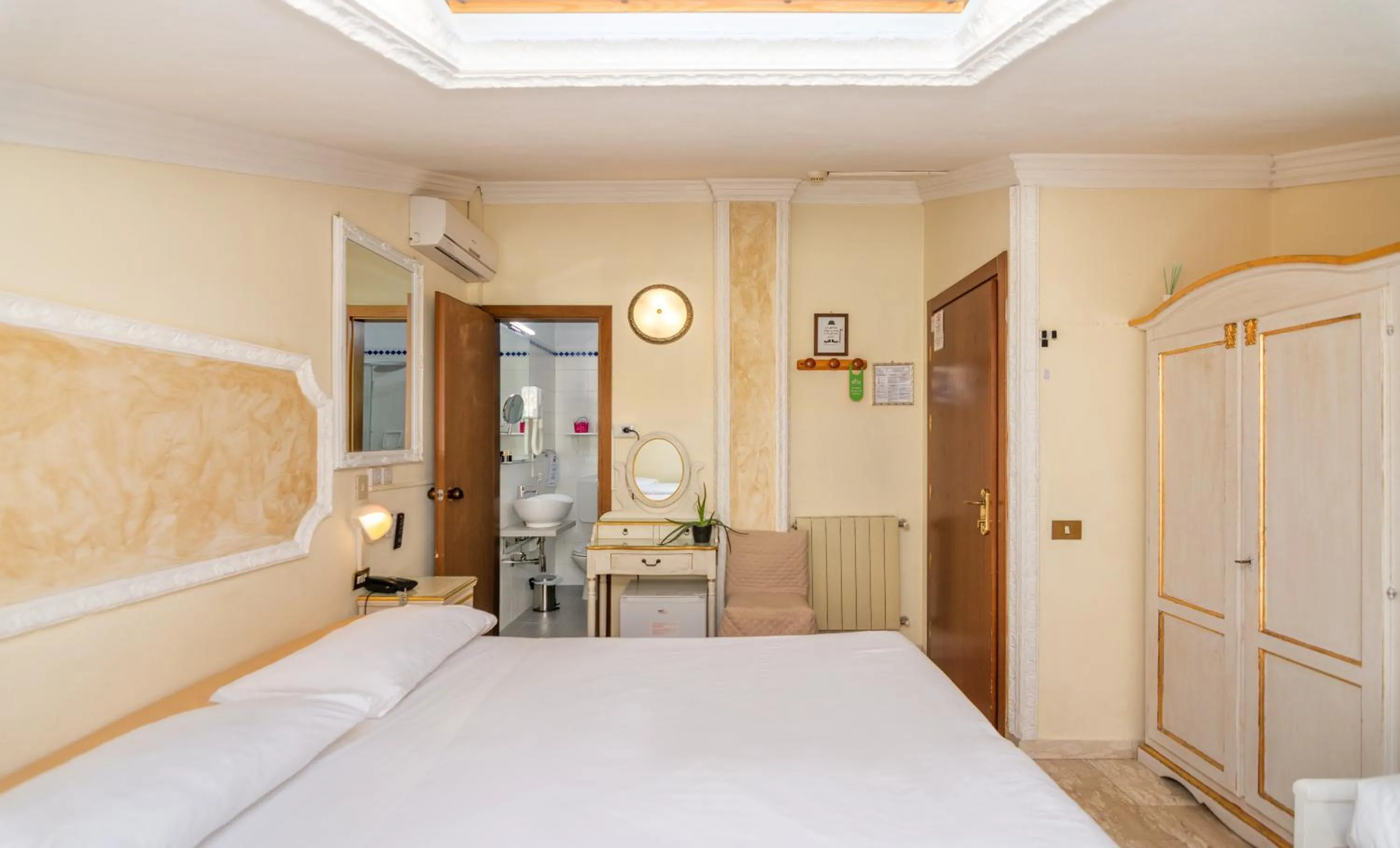 Bedroom, Bed in Hotel Tahiti