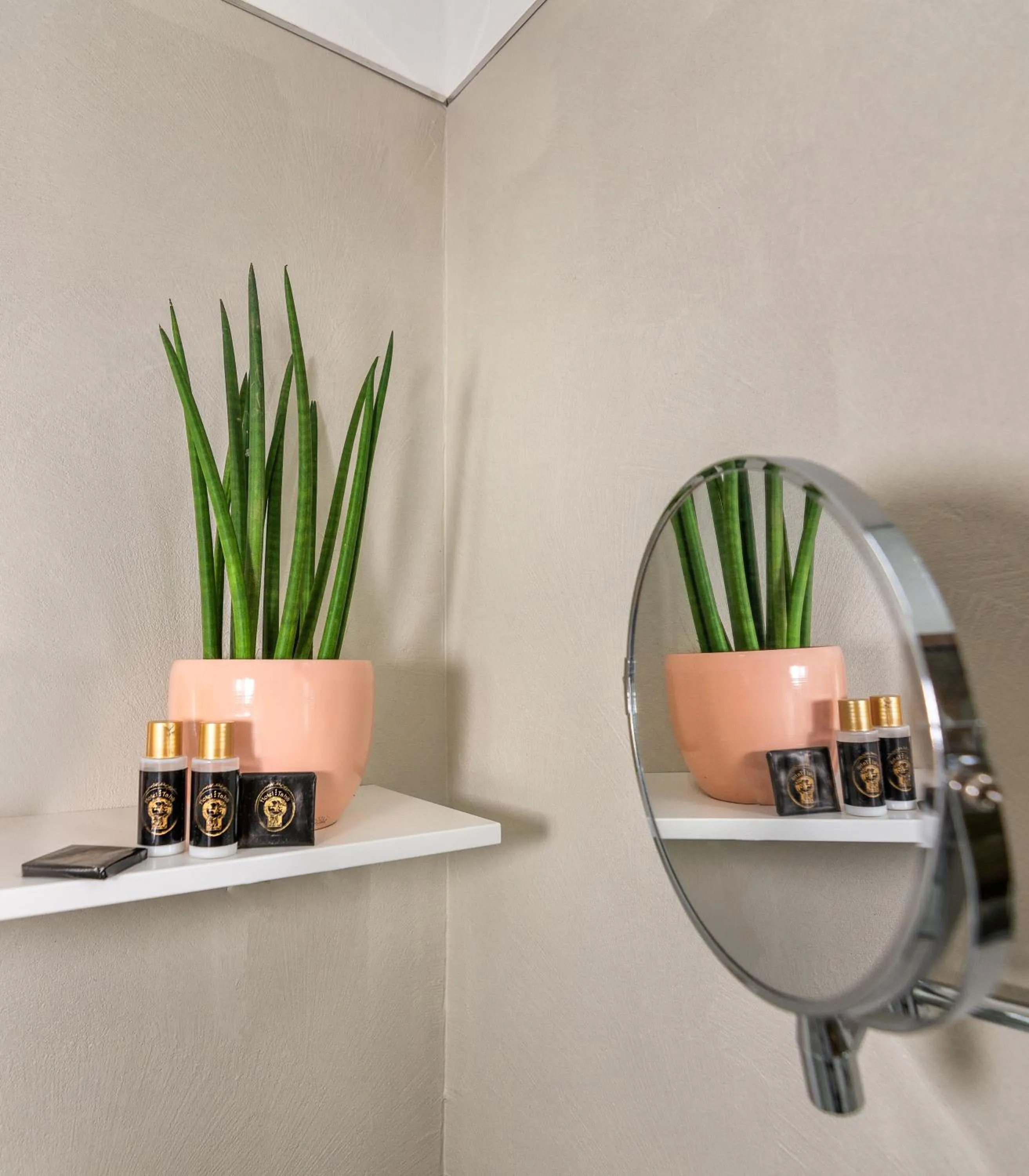 Decorative detail in Hotel Tahiti