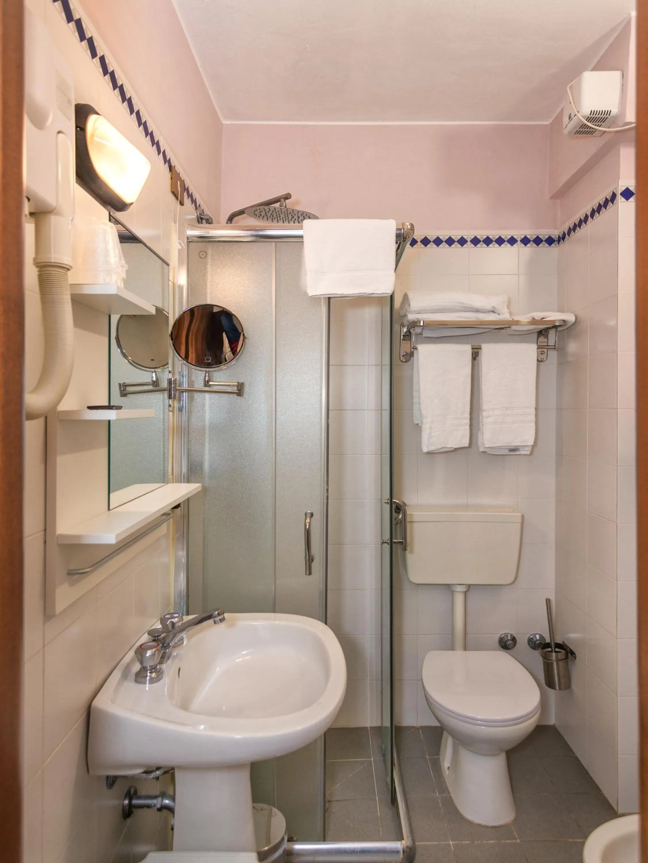 Bathroom in Hotel Tahiti