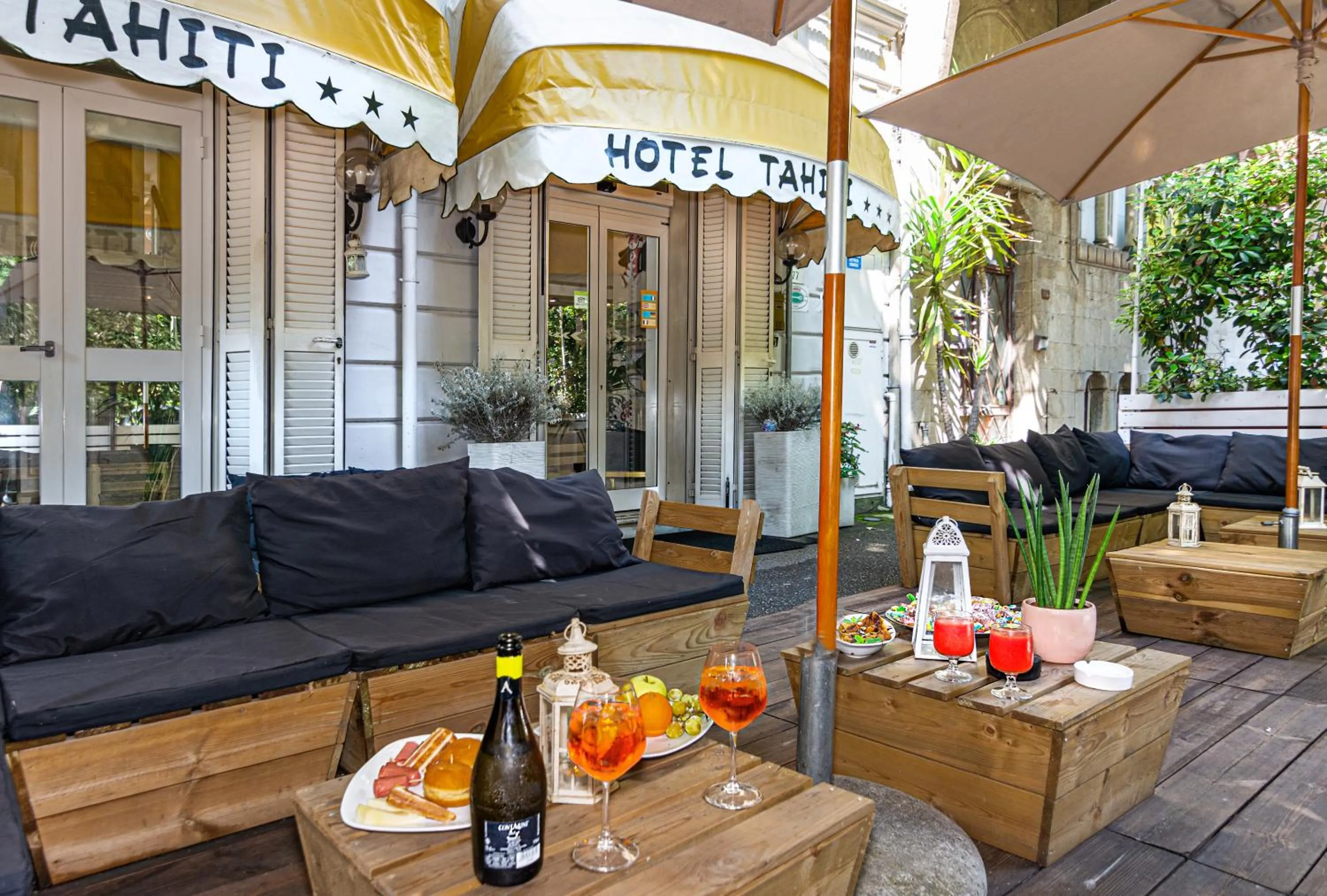 Food and drinks in Hotel Tahiti