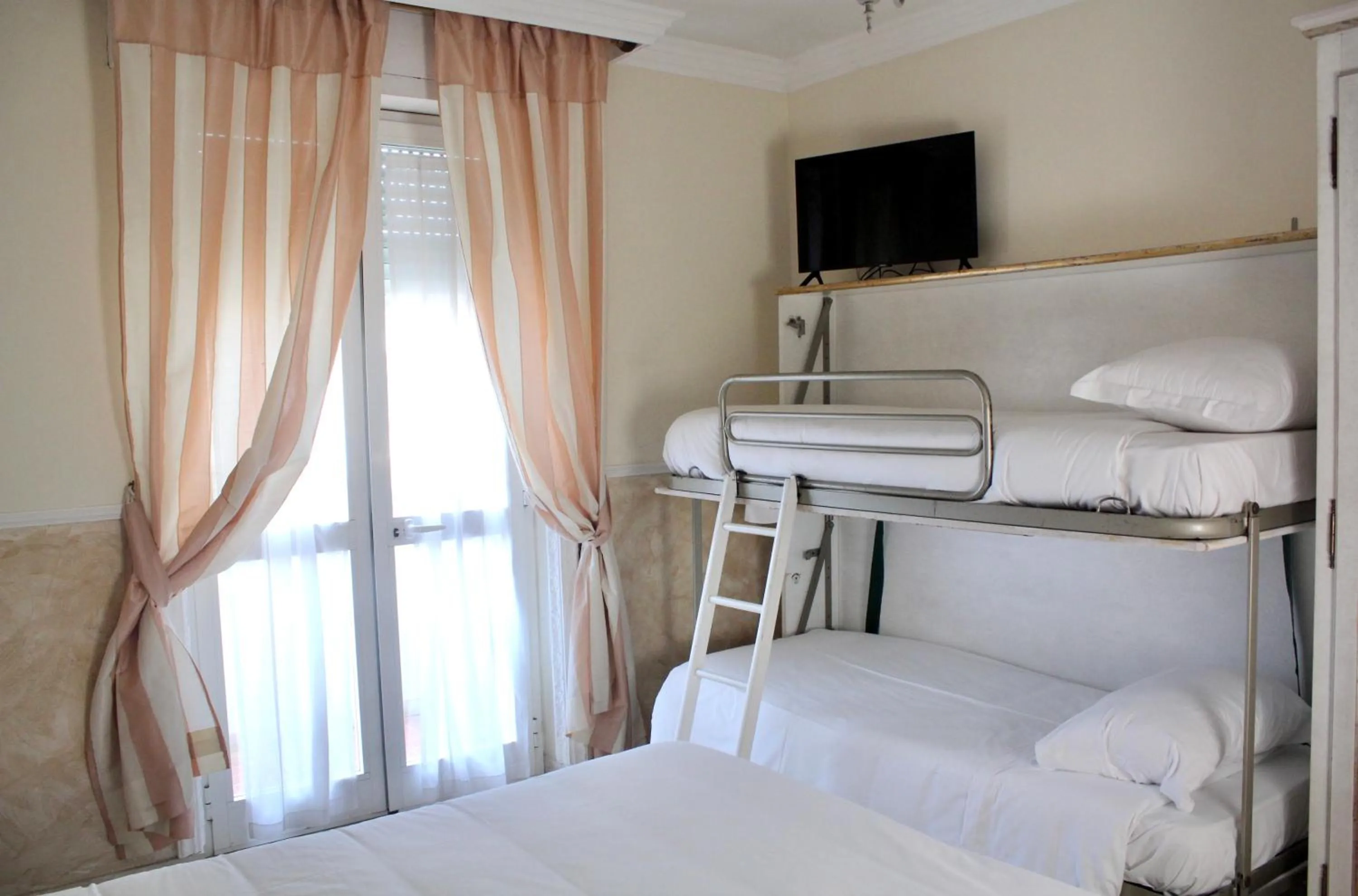 bunk bed, Bed in Hotel Tahiti