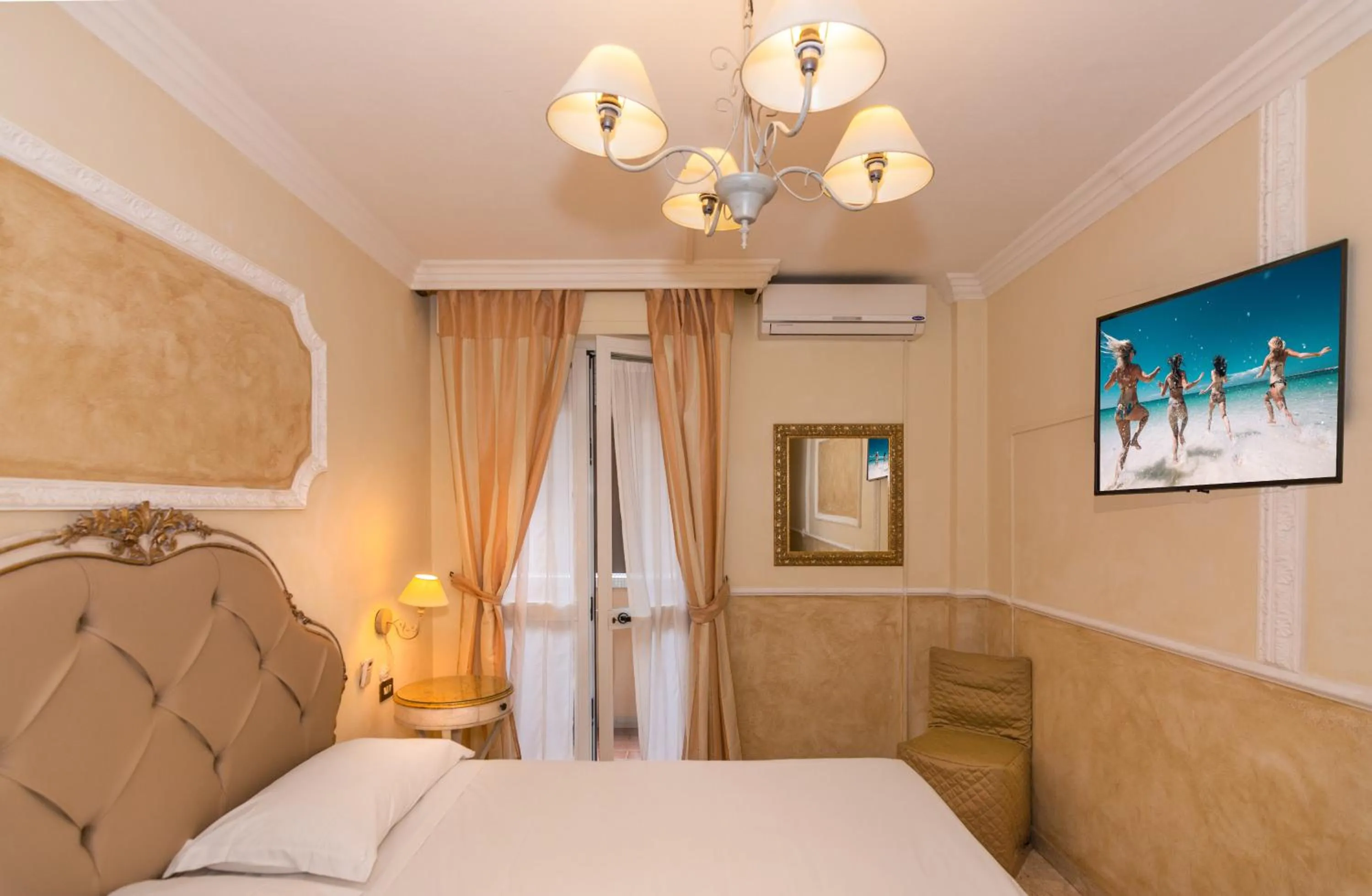 Bedroom, Bed in Hotel Tahiti