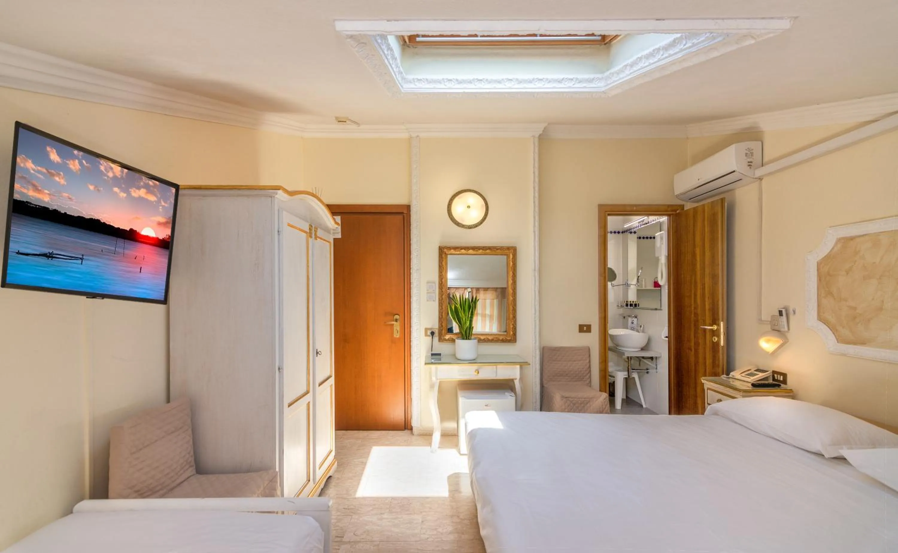 Bedroom, Bed in Hotel Tahiti