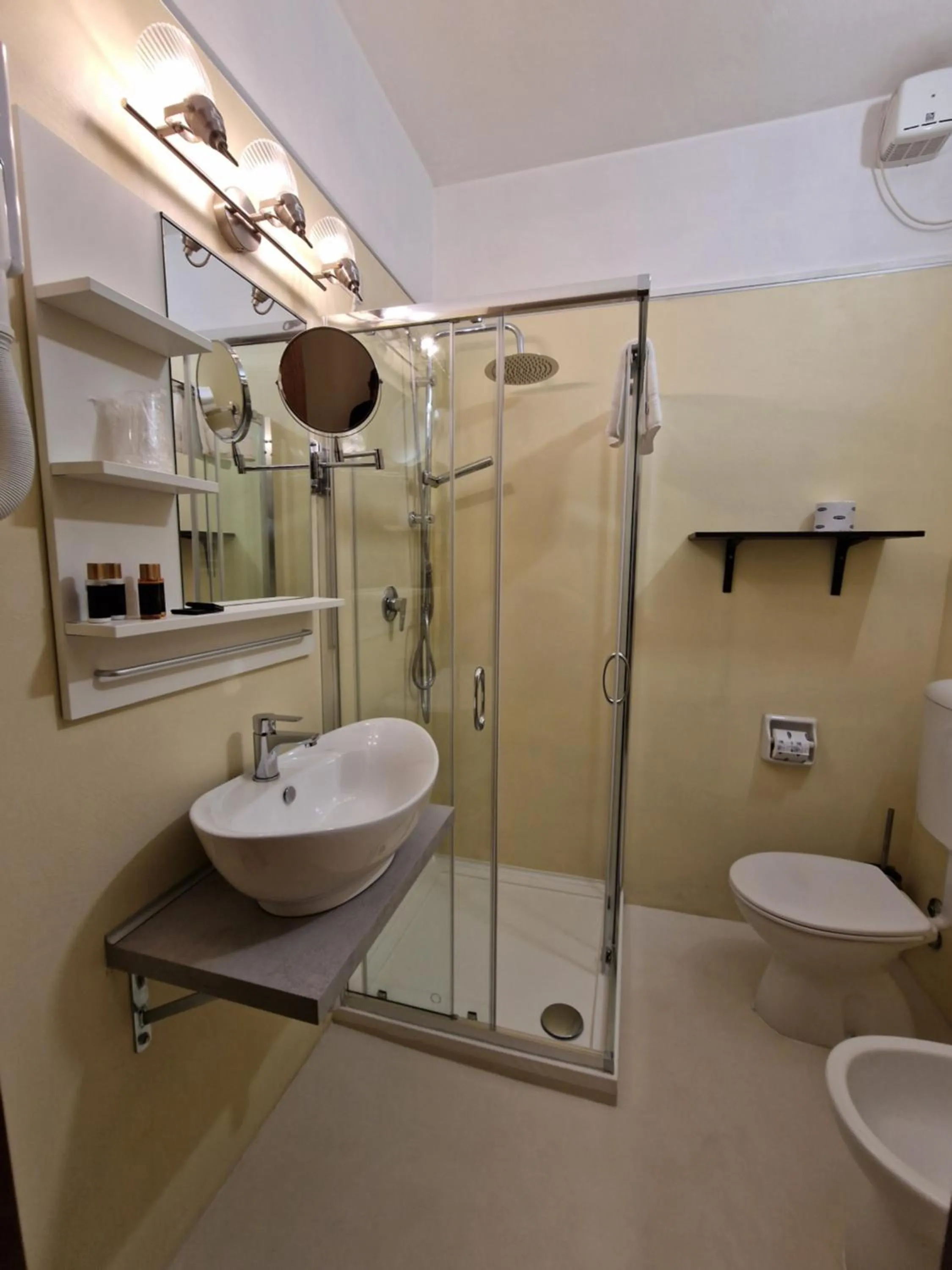 Bathroom in Hotel Tahiti