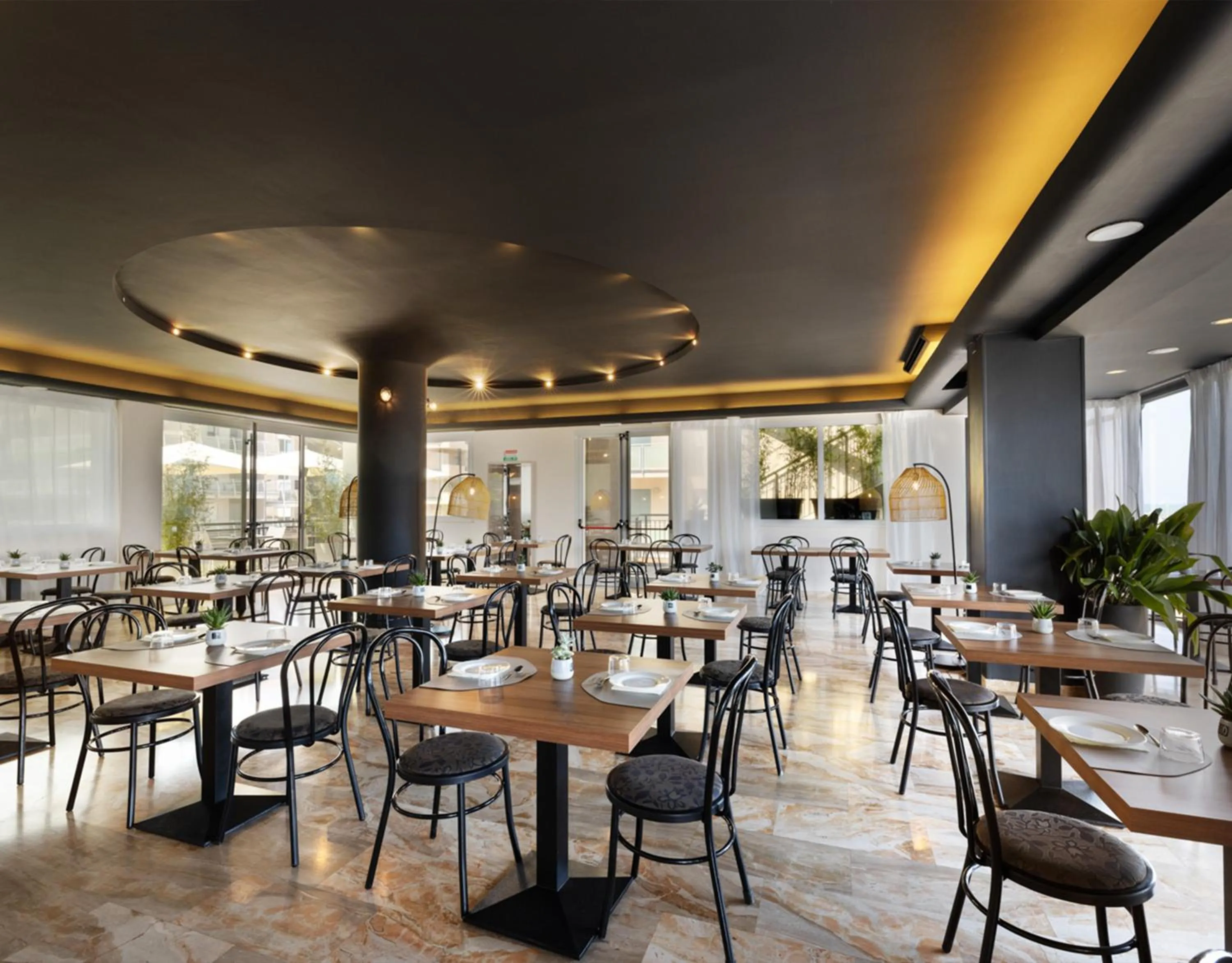 Restaurant/places to eat in Hotel Constellation