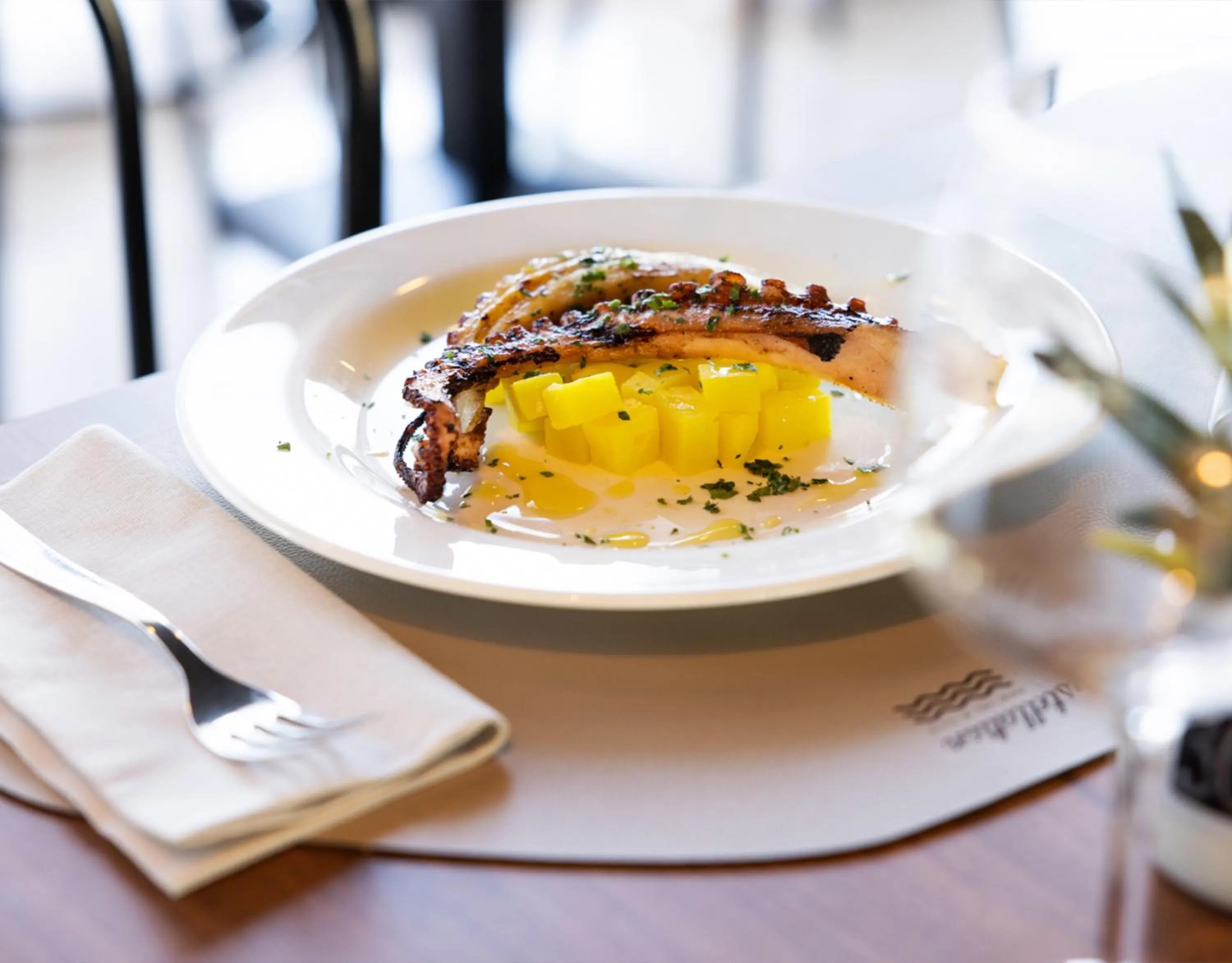 Restaurant/places to eat in Hotel Constellation