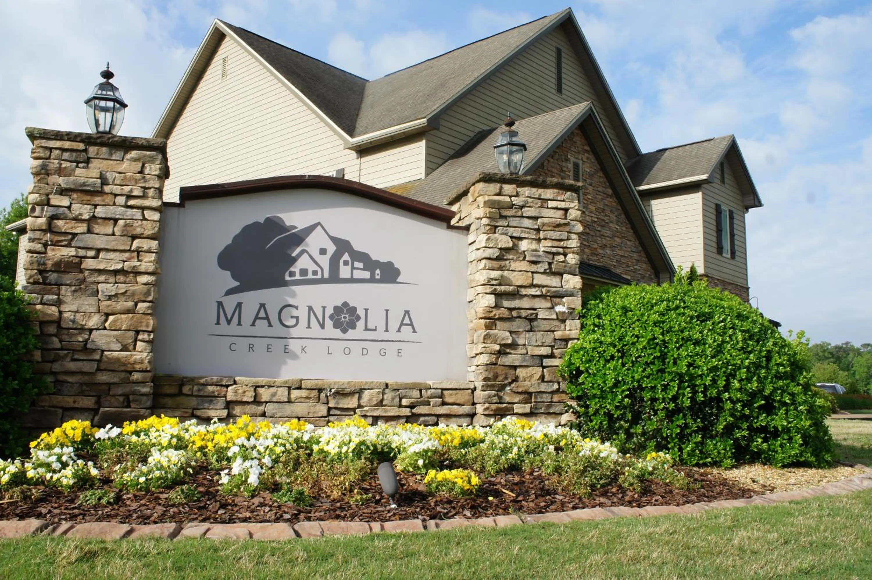 Property building in Magnolia Creek Lodge